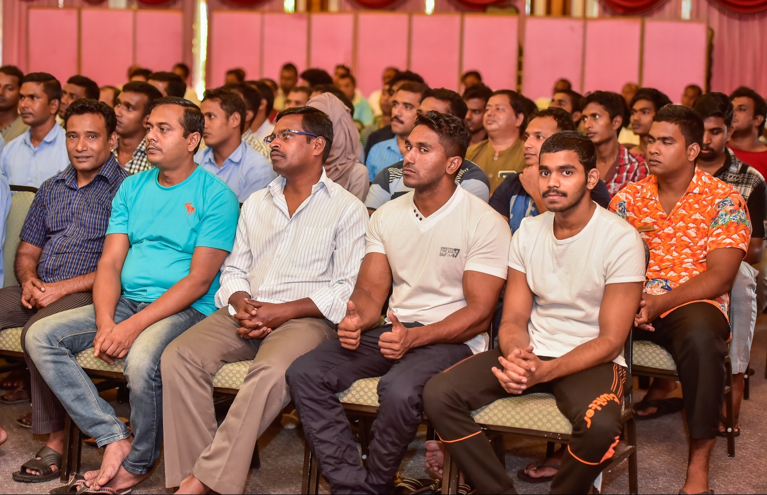 ވިލާގެ ބައެއް މުވައްޒަފުން.