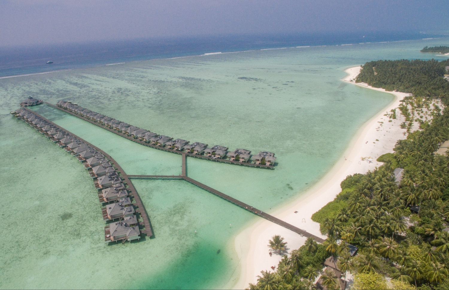 ސަން އައިލެންޑް ރިސޯޓުގެ މަތިން މަގާފައިވާ ފޮޓޯއެއް: ވަރަށް ހިތްގައިމު ސަރަހައްދެއްގައި ހަދާފައިވާ ގިނަ އަދަދެއްގެ މޫދު ކޮޓަރިތަކުގެ ތެރޭގައި ޕްރެޒިޑެންޝަލް ސުއިޓްތަކެއް ވެސް ހިމެނޭ. މި މޫދު ކޮޓަރިތައް ހިމެނޭ ސަރަހައްދަކީ ވަރަށް އާދަޔާޚިލާފު ގުދުރަތީ ރީތިކަމެއް ހިމެނޭ ސަރަހައްދެއް .-- ފޮޓޯ: ނިޝާން އަލީ/ މިހާރު