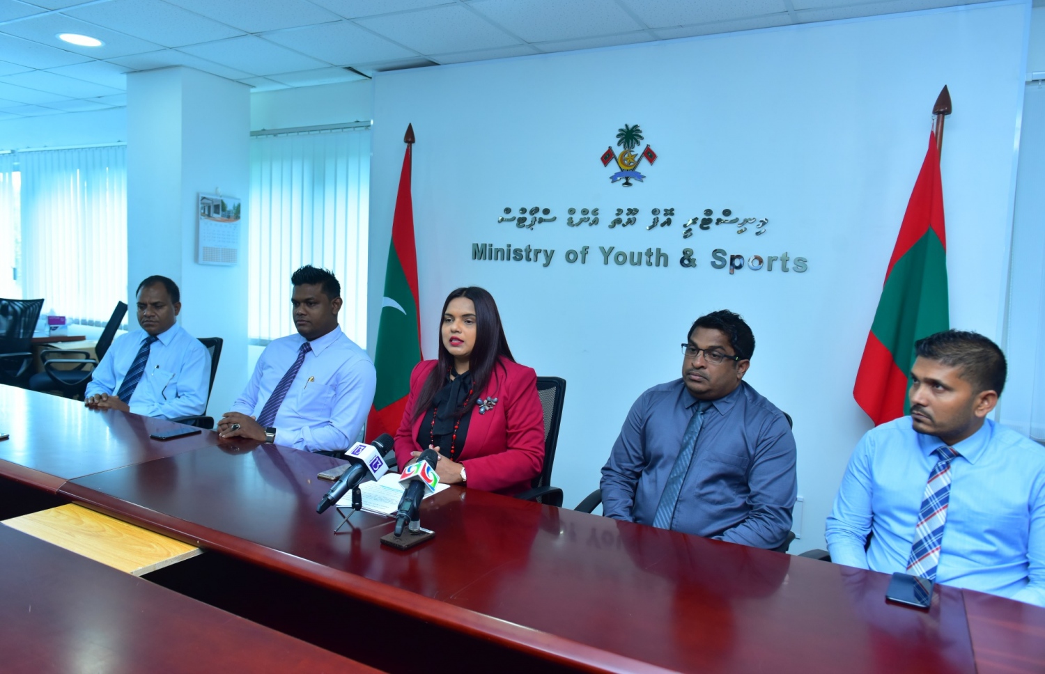 މިއަދު ބޭއްވި ނޫސްވެރިންގެ ބައްދަލުވުމުގައި މިނިސްޓަރު އިރުތިޝާމް ވާހަކަ ދައްކަވަނީ.----ފޮޓޯ: ޔޫތު މިނިސްޓްރީ