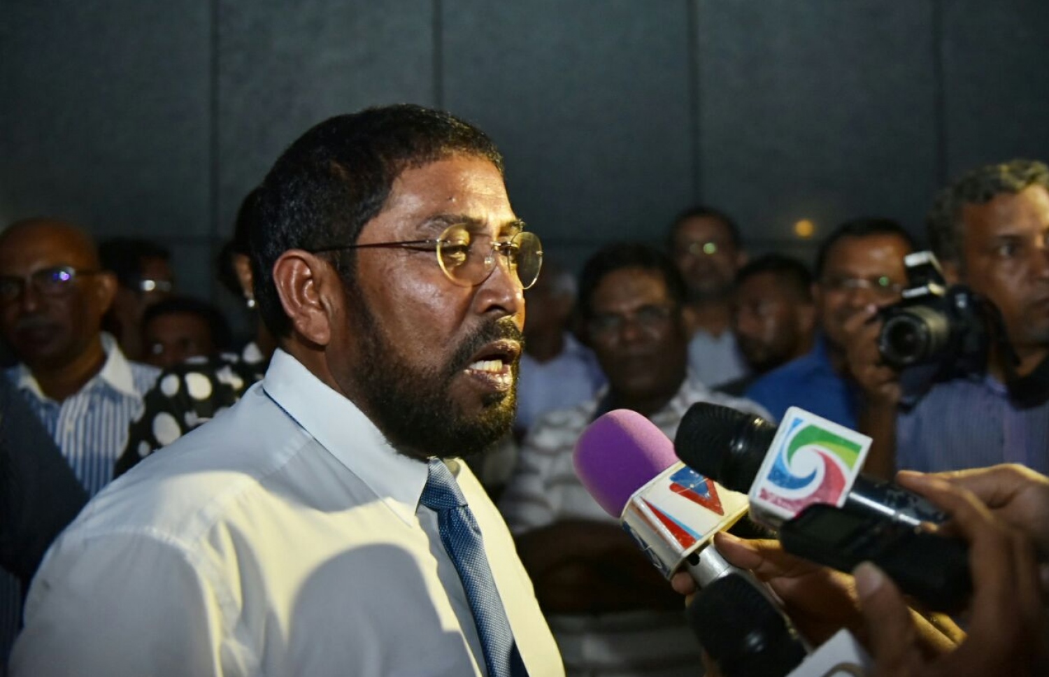 ގާސިމް މިއަދު ހަވީރު ފުލުސް އޮފީހަށް ހާޒިރުވެވަޑައިގަތުމަށް ފަހު ނުކުމެވަޑައިގެން މީޑިއާއާ ވާހަކަ ދައްކަވަނީ.---މިހާރު ފޮޓޯ: ހުސެއިން ވަހީދު