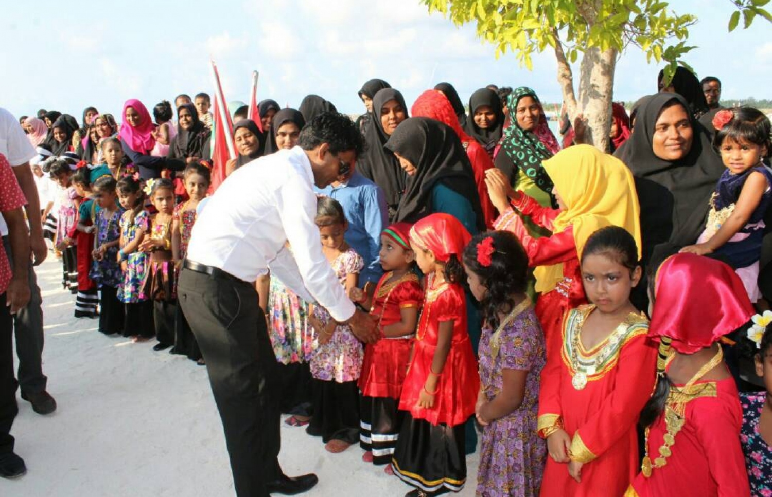 އުގެއިލް އިއްޔެ ވޭމަންޑޫއަށް ވަޑައިގެން،ނެވުމުން އޭނާއަށް މަރުހަބާ ދަންނަވަނީ- ފޮޓޯ: ތ. އަތޮޅު ކައުންސިލް