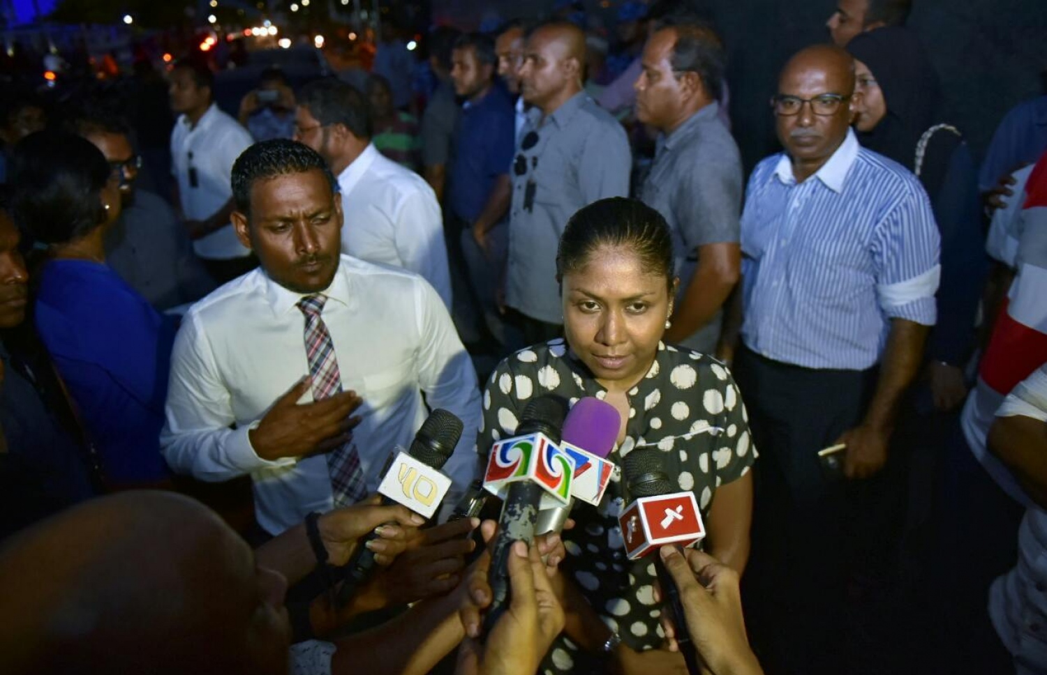 ގާސިމްގެ ވަކީލުންގެ ޓީމުގައި ހިމެނޭ ހިސާން އަދި ޝަމީމް މިރޭ އިރާކޮޅު މީޑިއާއާ ވާހަކަ ދައްކަވަނީ.---މިހާރު ފޮޓޯ: ހުސެއިން ވަހީދު