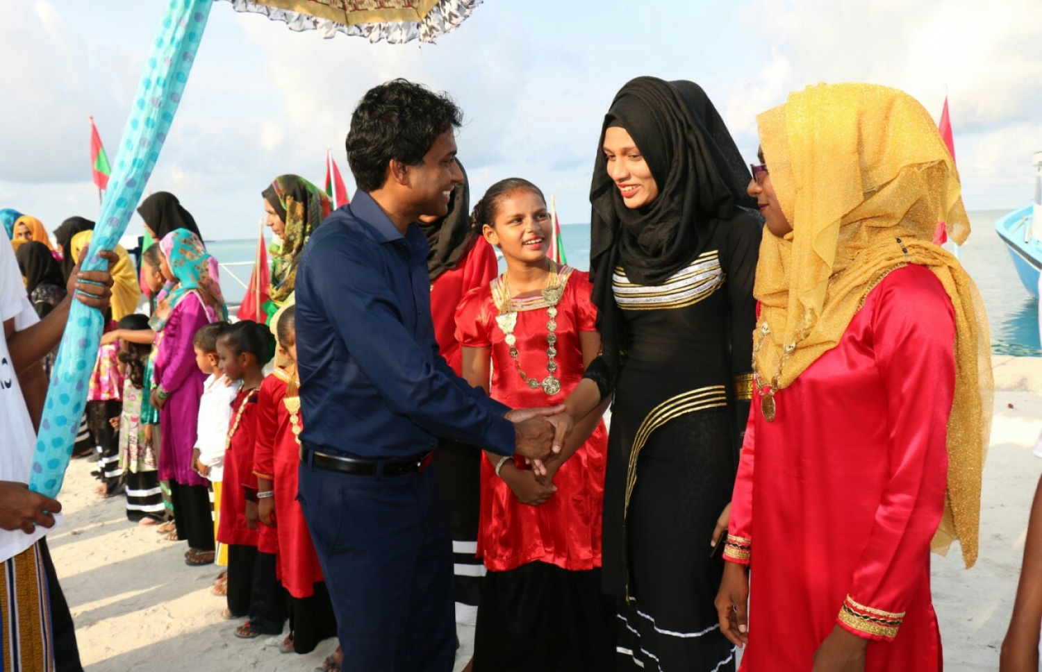 އުގެއިލް ރަށަކަށް ވަޑައިގެން މަރުހަބާ ދެއްނެވުމަށް އައިސްތިބި މީހުންނާ ސަލާމް ކުރައްވަނީ--