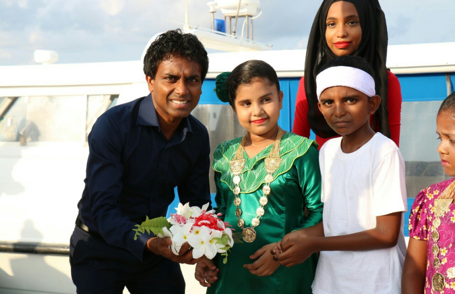 މިއަދު ހެނދުނު ވަންދުއަށް ވަޑައިގެންނެވުމުން އުގެއިލަށް މަރުހަބާ ދަންނަވަނީ.- ފޮޓޯ: ތ. އަތޮޅު ކައުންސިލް