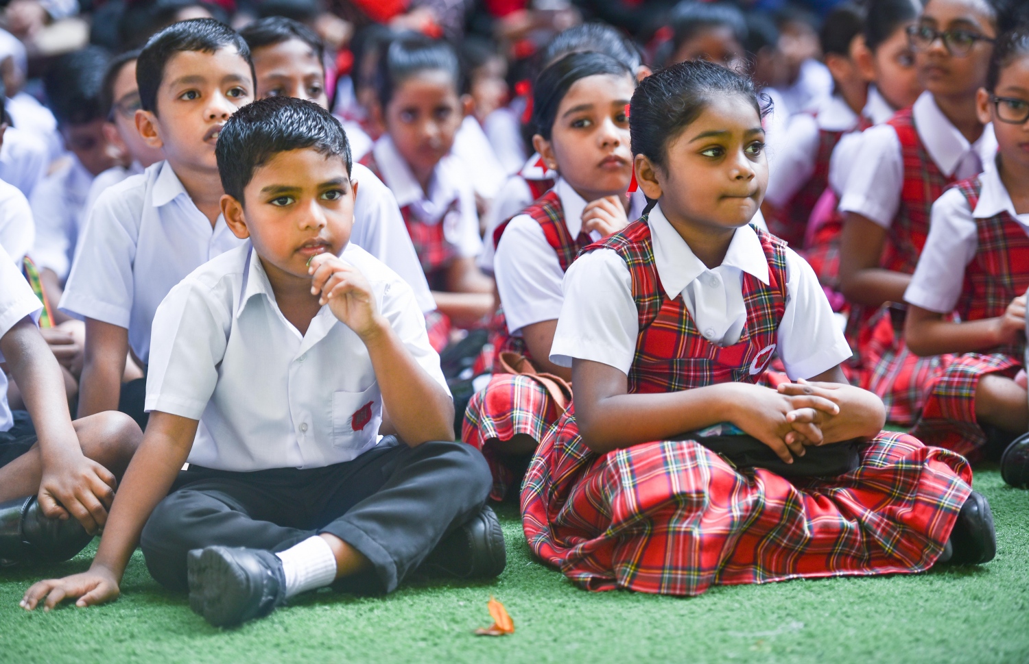 މަޖީދިއްޔާ ސްކޫލަށް 90 އަހަރު ފުރުން ފާހަގަކުރަން މިއަދު ހެނދުނު ބޭއްވި އެސެމްބްލީ: އެޑިއުކޭޝަން މިނިސްޓްރީގެ އިސްބޭފުޅުން ވެސް ބައިވެރިވެވަޑައިގެންނެވި.--ފޮޓޯ: ހުސެއިން ވަހީދު/ މިހާރު