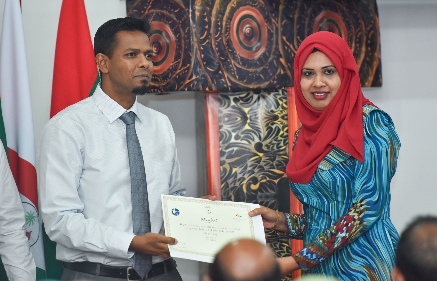 ހާޒިރީން މިދިޔަ އަހަރު އެންމެ ރަނގަޅު އޭސީސީގެ މުވައްޒަފަށް އޮޑިޓަ ޖެނެރަލް ހަސަން ޒިޔަތު ހަނދާނީ ލިޔުން ހަވާލުކޮށްދެއްވަނީ. --ފޮޓޯ: ހުސެއިން ވަހީދު/ މިހާރު