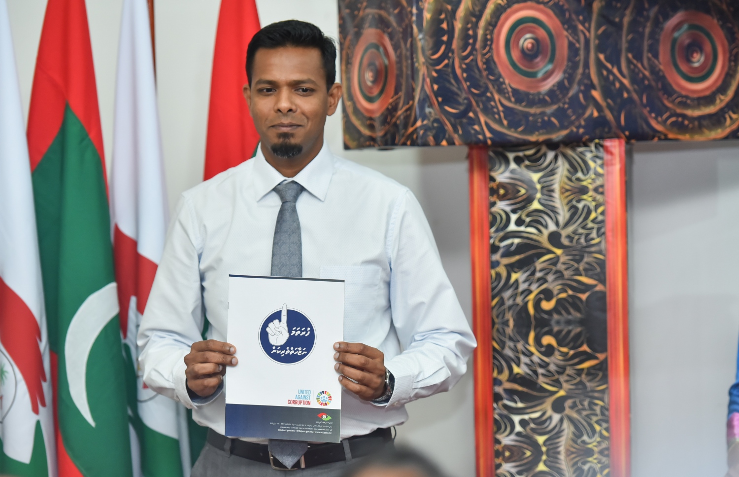 އޭސީސީން އަލަށް ނެރެން ފެށި "ހުދު ކަރުދާހު"ގެ ފުރަތަމަ އަދަދު އޮޑިޓަ ޖެނެރަލް ހަސަން ޒިޔަތު ނެރެދެއްވަނީ. --ފޮޓޯ: ހުސެއިން ވަހީދު/ މިހާރު