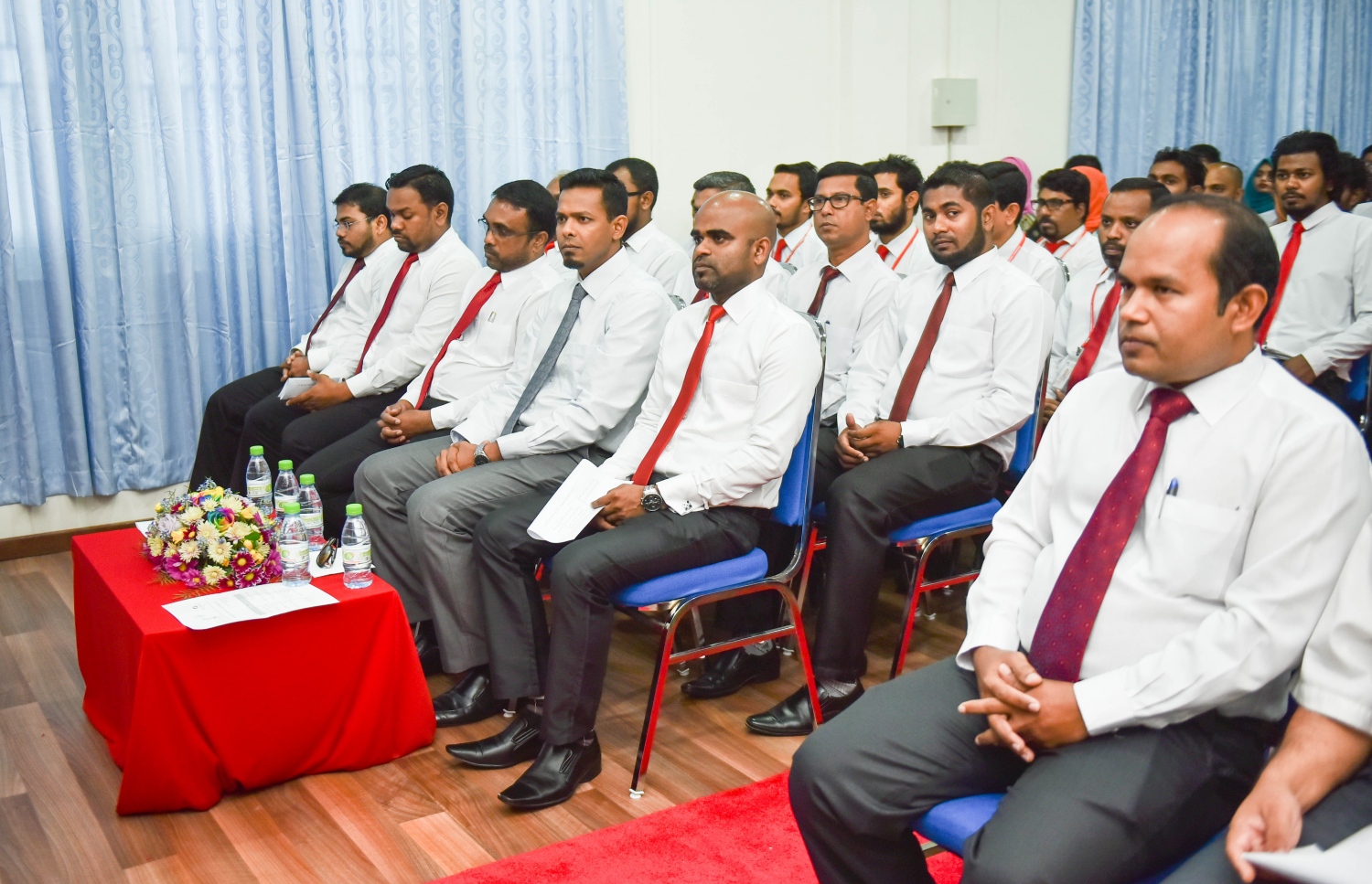 އެންޓި ކޮރަޕްޝަން ދުވަސް ފާހަގަކުރަން މިއަދު ބޭއްވި ރަސްމިއްޔާތުގައި އޮޑިޓަ ޖެނެރަލް ހަސަން ޒިޔަތު (ކ-3) އާއި އޭސީސީގެ މެމްބަރުންނާއި މުވައްޒަފުން. --ފޮޓޯ: ހުސެއިން ވަހީދު/މިހާރު