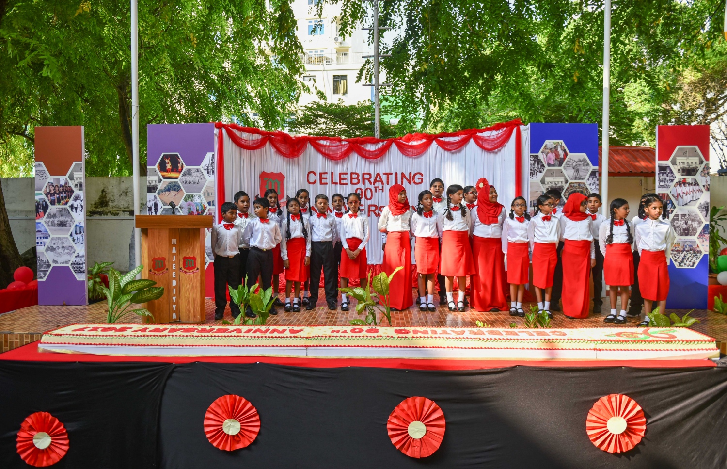 މާލެ: އޭޕްރީލް 20، 2017- މަޖީދިއްޔާ ސްކޫލަށް 90 އަހަރު ފުރުން ފާހަގަކުރުމުގެ ގޮތުން އެ ސުކޫލުގައި ބޭއްވި ޚާއްސަ އެސެމްބްލީގެ ތެރެއިން.---މިހާރު ފޮޓޯ: ހުސެއިން ވަހީދު