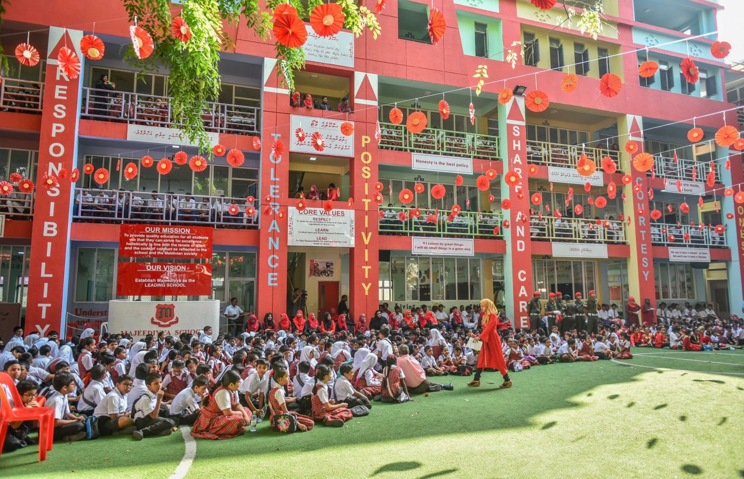 މާލެ: އޭޕްރީލް 20، 2017- މަޖީދިއްޔާ ސްކޫލަށް 90 އަހަރު ފުރުން ފާހަގަކުރުމުގެ ގޮތުން އެ ސުކޫލުގައި ބޭއްވި ޚާއްސަ އެސެމްބްލީގެ ތެރެއިން.---މިހާރު ފޮޓޯ: ހުސެއިން ވަހީދު