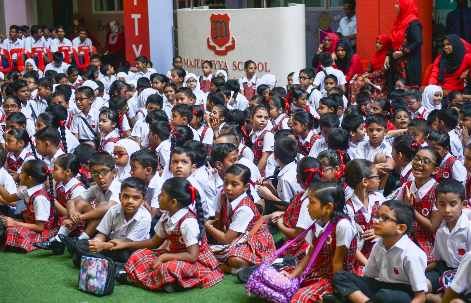 މާލެ: އޭޕްރީލް 20، 2017- މަޖީދިއްޔާ ސްކޫލަށް 90 އަހަރު ފުރުން ފާހަގަކުރުމުގެ ގޮތުން އެ ސުކޫލުގައި ބޭއްވި ޚާއްސަ އެސެމްބްލީގެ ތެރެއިން.---މިހާރު ފޮޓޯ: ހުސެއިން ވަހީދު