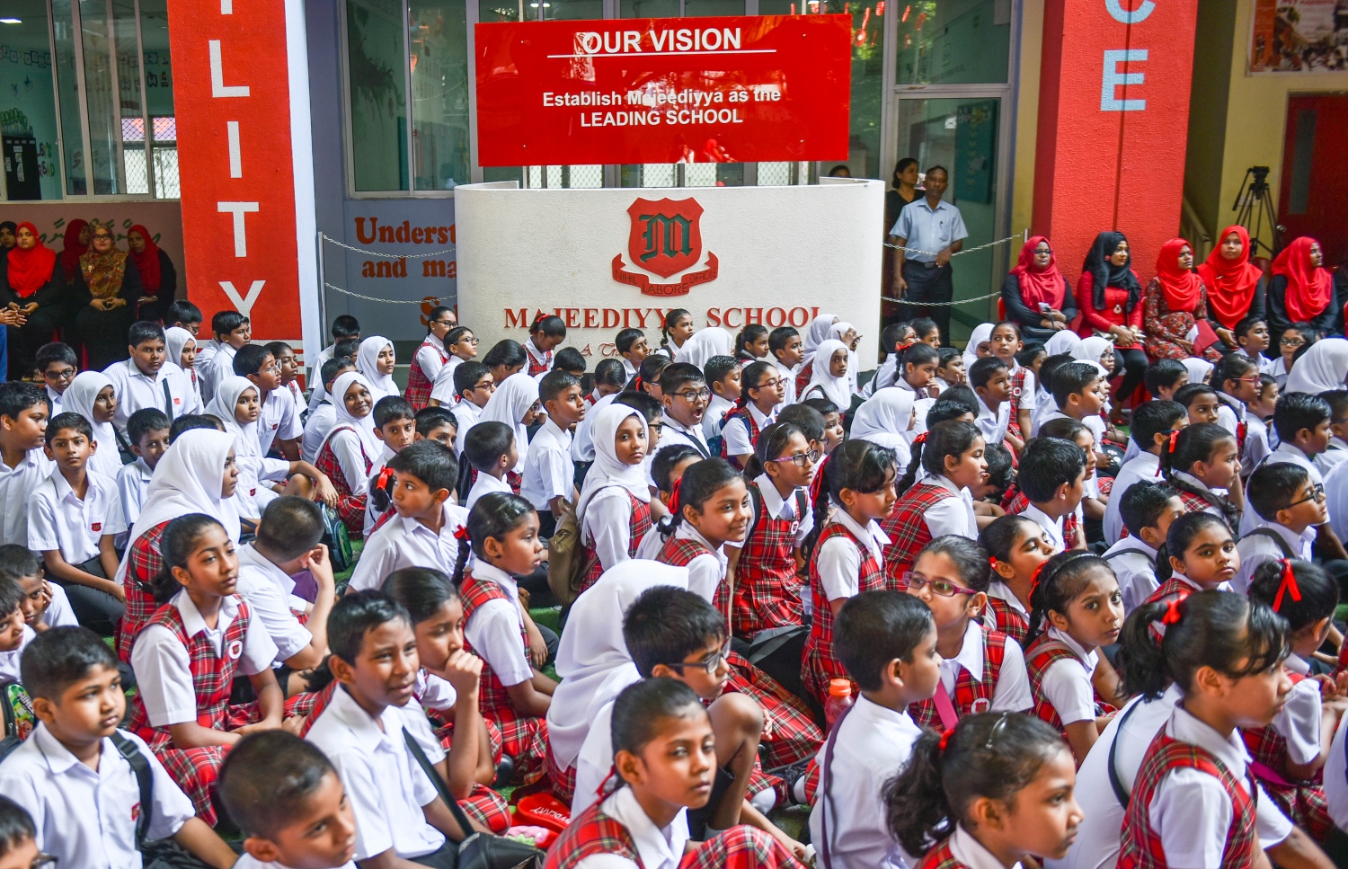 މާލެ: އޭޕްރީލް 20، 2017- މަޖީދިއްޔާ ސްކޫލަށް 90 އަހަރު ފުރުން ފާހަގަކުރުމުގެ ގޮތުން އެ ސުކޫލުގައި ބޭއްވި ޚާއްސަ އެސެމްބްލީގެ ތެރެއިން.---މިހާރު ފޮޓޯ: ހުސެއިން ވަހީދު