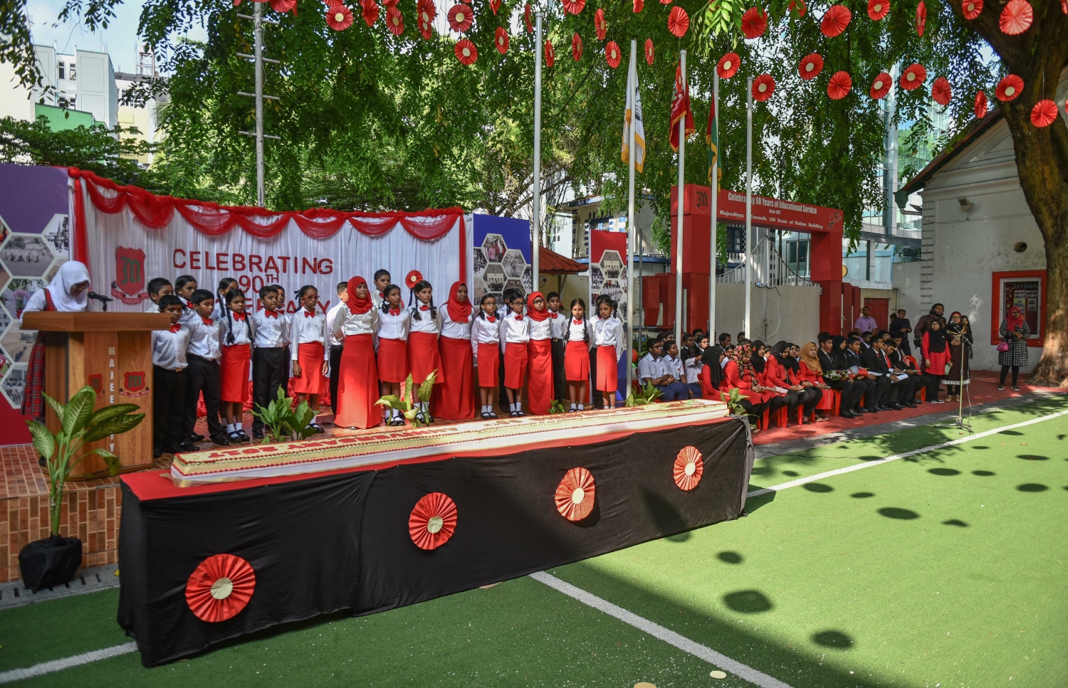 މާލެ: އޭޕްރީލް 20، 2017- މަޖީދިއްޔާ ސްކޫލަށް 90 އަހަރު ފުރުން ފާހަގަކުރުމުގެ ގޮތުން އެ ސުކޫލުގައި ބޭއްވި ޚާއްސަ އެސެމްބްލީގެ ތެރެއިން.---މިހާރު ފޮޓޯ: ހުސެއިން ވަހީދު