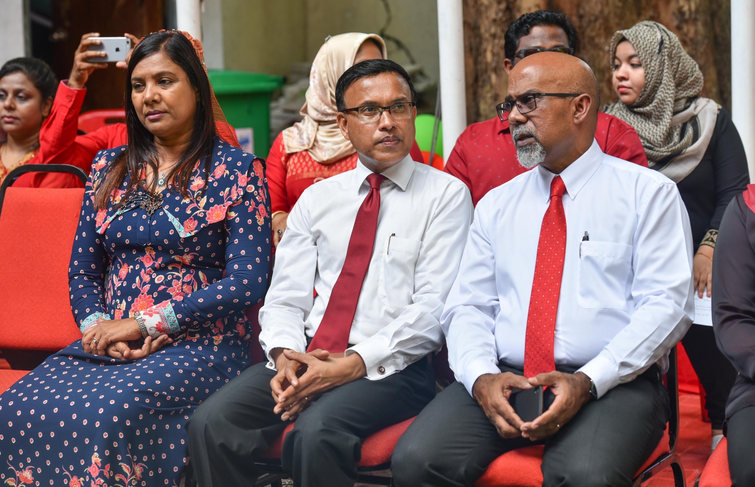 މާލެ: އޭޕްރީލް 20، 2017- މަޖީދިއްޔާ ސްކޫލަށް 90 އަހަރު ފުރުން ފާހަގަކުރުމުގެ ގޮތުން އެ ސުކޫލުގައި ބޭއްވި ޚާއްސަ އެސެމްބްލީގައި އެޑިއުކޭޝަން މިނިސްޓަރު އާއިޝަތު ޝިހާމް (ކ) އާއި އެ މިނިސްޓްރީގެ ސްޓޭޓް މިނިސްޓަރު އަބްދުﷲ ނަޒީރު އަދި ޕާމަނަންޓް ސެކްރެޓަރީ އަބްދުލް މުހްސިން މުހައްމަދު ބައިވެރިވެވަޑައިގަންނަވަނީ.---މިހާރު ފޮޓޯ: ހުސެއިން ވަހީދު