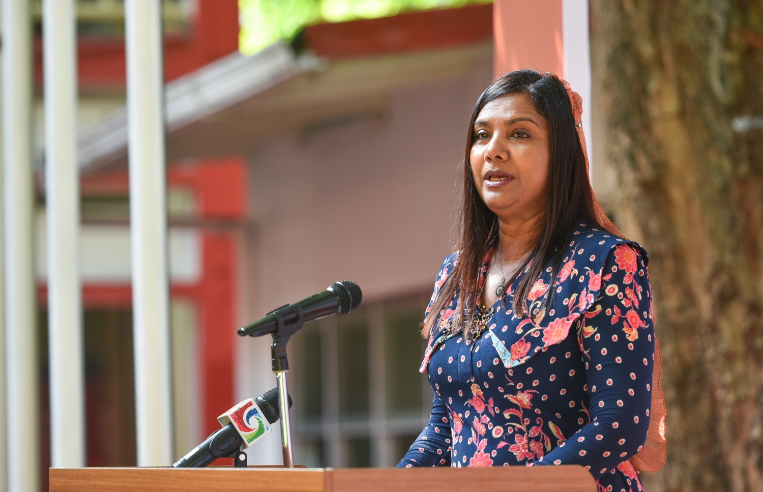 މާލެ: އޭޕްރީލް 20، 2017- މަޖީދިއްޔާ ސްކޫލަށް 90 އަހަރު ފުރުން ފާހަގަކުރުމުގެ ގޮތުން އެ ސުކޫލުގައި ބޭއްވި ޚާއްސަ އެސެމްބްލީގައި އެޑިއުކޭޝަން މިނިސްޓަރު އާއިޝަތު ޝިހާމް ވާހަކަ ދައްކަވަނީ.---މިހާރު ފޮޓޯ: ހުސެއިން ވަހީދު