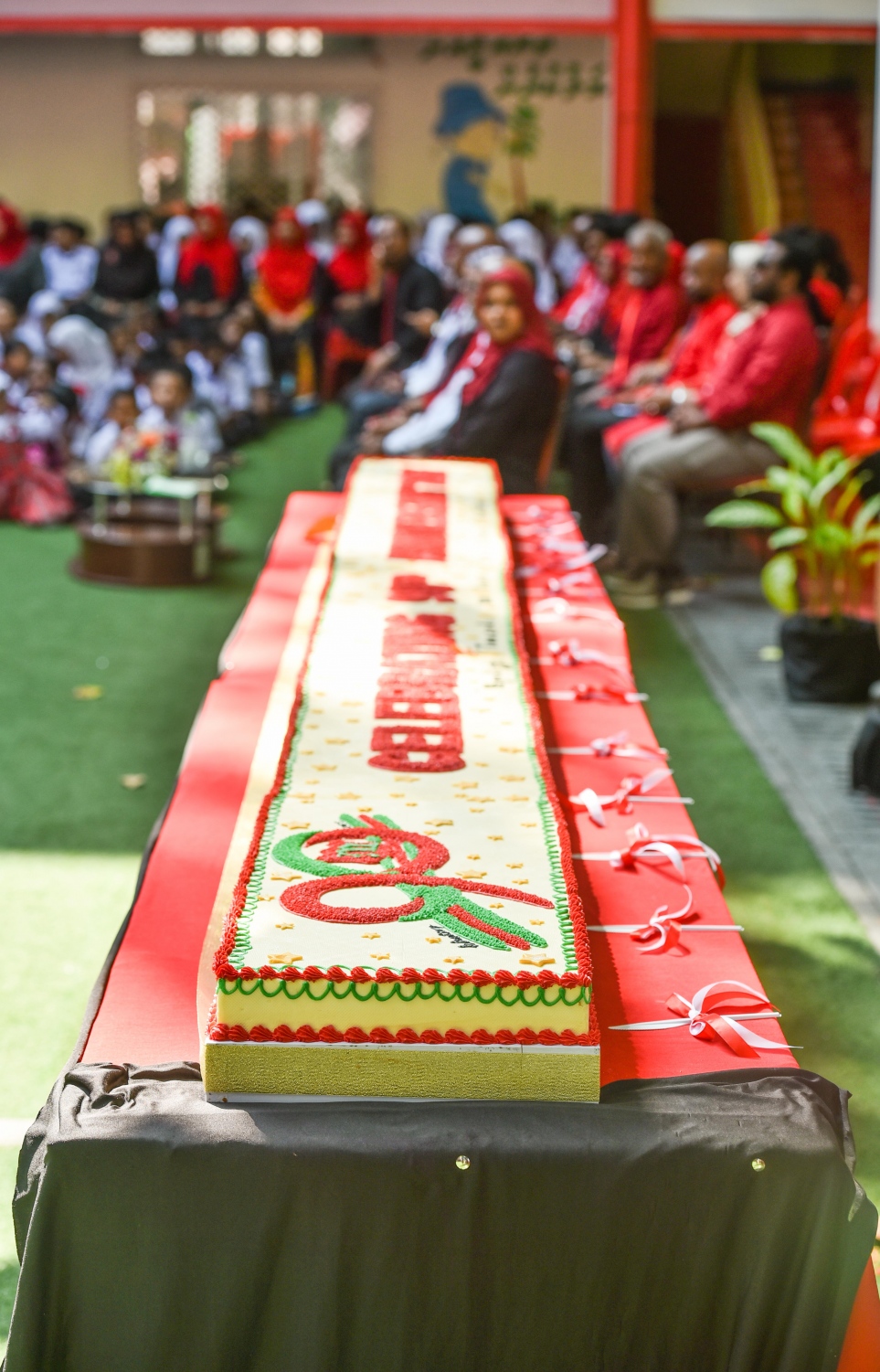 މާލެ: އޭޕްރީލް 20، 2017- މަޖީދިއްޔާ ސްކޫލަށް 90 އަހަރު ފުރުން ފާހަގަކުރުމަށްޓަކައި އަޅާފައިވާ ކޭކް.---މިހާރު ފޮޓޯ: ހުސެއިން ވަހީދު