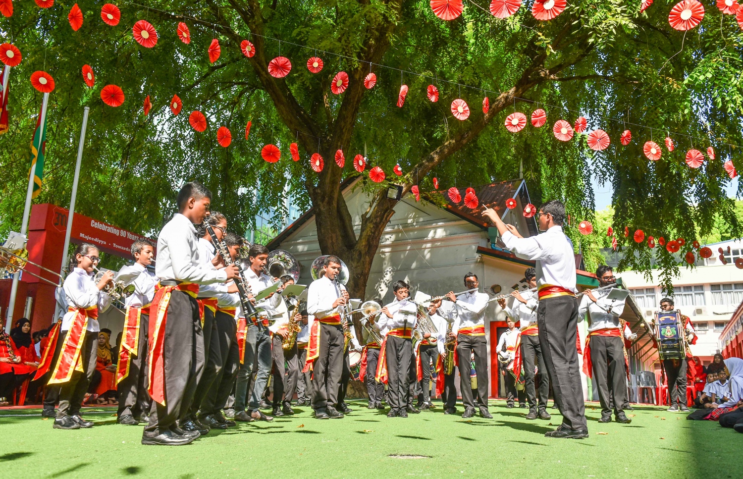 މާލެ: އޭޕްރީލް 20، 2017- މަޖީދިއްޔާ ސްކޫލަށް 90 އަހަރު ފުރުން ފާހަގަކުރުމުގެ ގޮތުން އެ ސުކޫލުގައި ބޭއްވި ޚާއްސަ އެސެމްބްލީގައި ކުޅިވަރުގެ އައިޓަމެއް ހުށަހަޅަނީ.---މިހާރު ފޮޓޯ: ހުސެއިން ވަހީދު