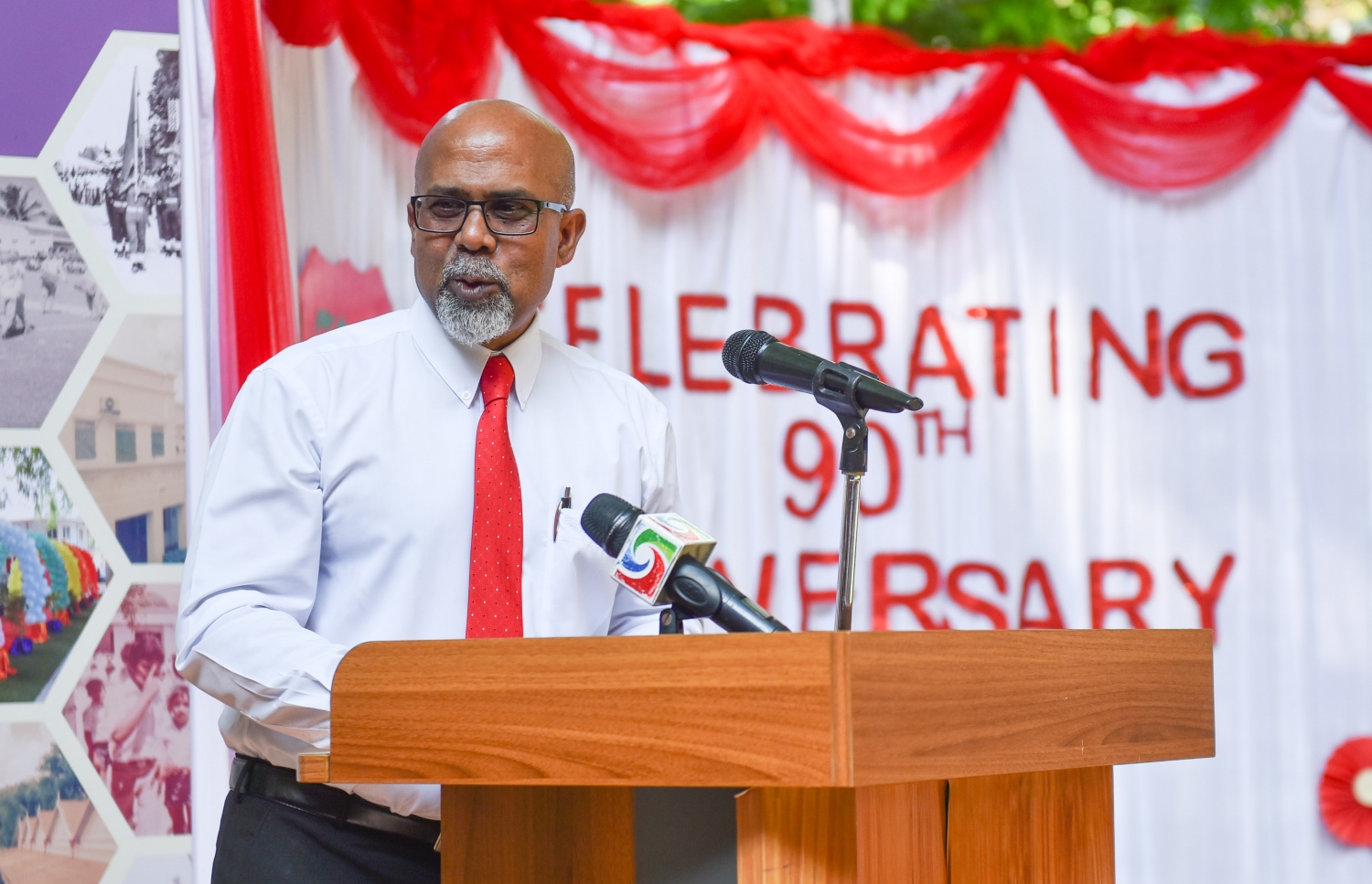 މާލެ: އޭޕްރީލް 20، 2017- މަޖީދިއްޔާ ސްކޫލަށް 90 އަހަރު ފުރުން ފާހަގަކުރުމުގެ ގޮތުން އެ ސުކޫލުގައި ބޭއްވި ޚާއްސަ އެސެމްބްލީގައި އެ ސްކޫލުގެ މުސްކުޅި ދަރިވަރެއްގެ ހައިސިއްޔަތުން އެޑިއުކޭޝަން މިނިސްޓްރީގެ ޕާމަނަންޓް ސެކްރެޓަރީ ޑރ. އަބްދުލް މުހުސިން ވާހަކަ ދައްކަވަނީ.---މިހާރު ފޮޓޯ: ހުސެއިން ވަހީދު