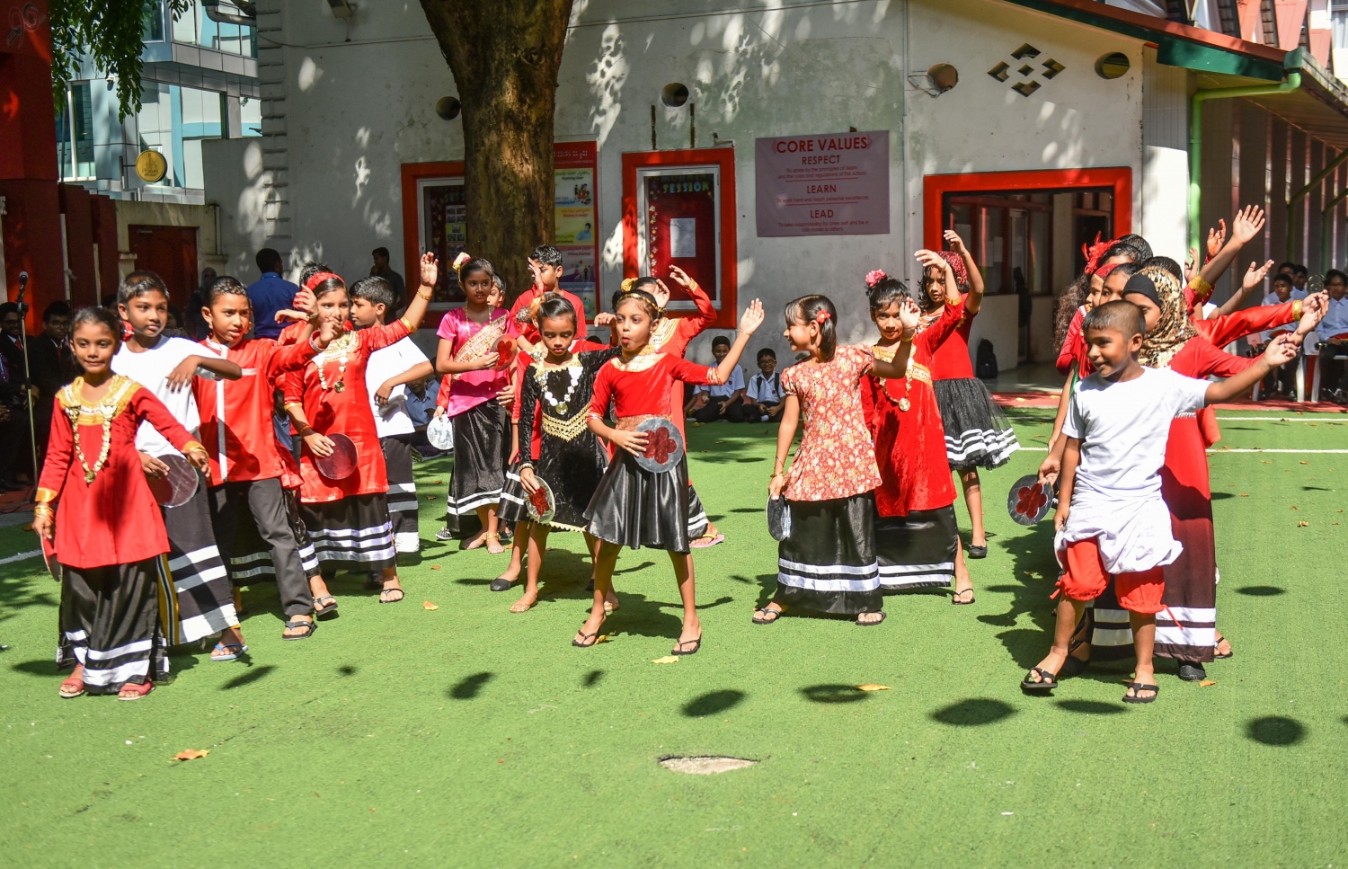 މާލެ: އޭޕްރީލް 20، 2017- މަޖީދިއްޔާ ސްކޫލަށް 90 އަހަރު ފުރުން ފާހަގަކުރުމުގެ ގޮތުން އެ ސުކޫލުގައި ބޭއްވި ޚާއްސަ އެސެމްބްލީގައި ކުޅިވަރުގެ އައިޓަމެއް ހުށަހަޅަނީ.---މިހާރު ފޮޓޯ: ހުސެއިން ވަހީދު