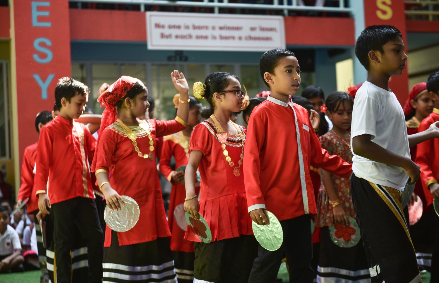 މާލެ: އޭޕްރީލް 20، 2017- މަޖީދިއްޔާ ސްކޫލަށް 90 އަހަރު ފުރުން ފާހަގަކުރުމުގެ ގޮތުން އެ ސުކޫލުގައި ބޭއްވި ޚާއްސަ އެސެމްބްލީގައި ކުޅިވަރުގެ އައިޓަމެއް ހުށަހަޅަނީ.---މިހާރު ފޮޓޯ: ހުސެއިން ވަހީދު