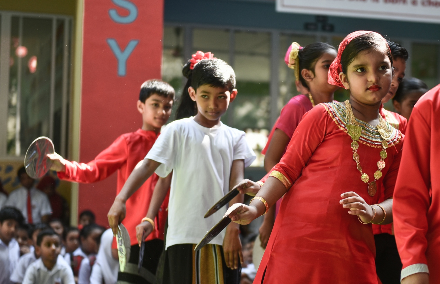 މާލެ: އޭޕްރީލް 20، 2017- މަޖީދިއްޔާ ސްކޫލަށް 90 އަހަރު ފުރުން ފާހަގަކުރުމުގެ ގޮތުން އެ ސުކޫލުގައި ބޭއްވި ޚާއްސަ އެސެމްބްލީގައި ކުޅިވަރުގެ އައިޓަމެއް ހުށަހަޅަނީ.---މިހާރު ފޮޓޯ: ހުސެއިން ވަހީދު