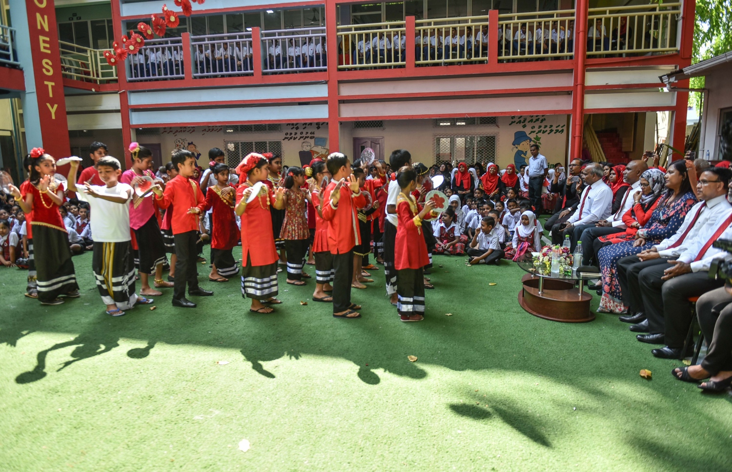 މާލެ: އޭޕްރީލް 20، 2017- މަޖީދިއްޔާ ސްކޫލަށް 90 އަހަރު ފުރުން ފާހަގަކުރުމުގެ ގޮތުން އެ ސުކޫލުގައި ބޭއްވި ޚާއްސަ އެސެމްބްލީގައި ކުޅިވަރުގެ އައިޓަމެއް ހުށަހަޅަނީ.---މިހާރު ފޮޓޯ: ހުސެއިން ވަހީދު