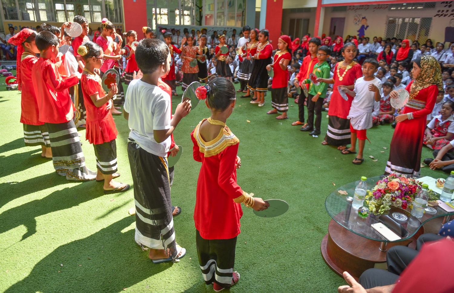 މާލެ: އޭޕްރީލް 20، 2017- މަޖީދިއްޔާ ސްކޫލަށް 90 އަހަރު ފުރުން ފާހަގަކުރުމުގެ ގޮތުން އެ ސުކޫލުގައި ބޭއްވި ޚާއްސަ އެސެމްބްލީގައި ކުޅިވަރުގެ އައިޓަމެއް ހުށަހަޅަނީ.---މިހާރު ފޮޓޯ: ހުސެއިން ވަހީދު