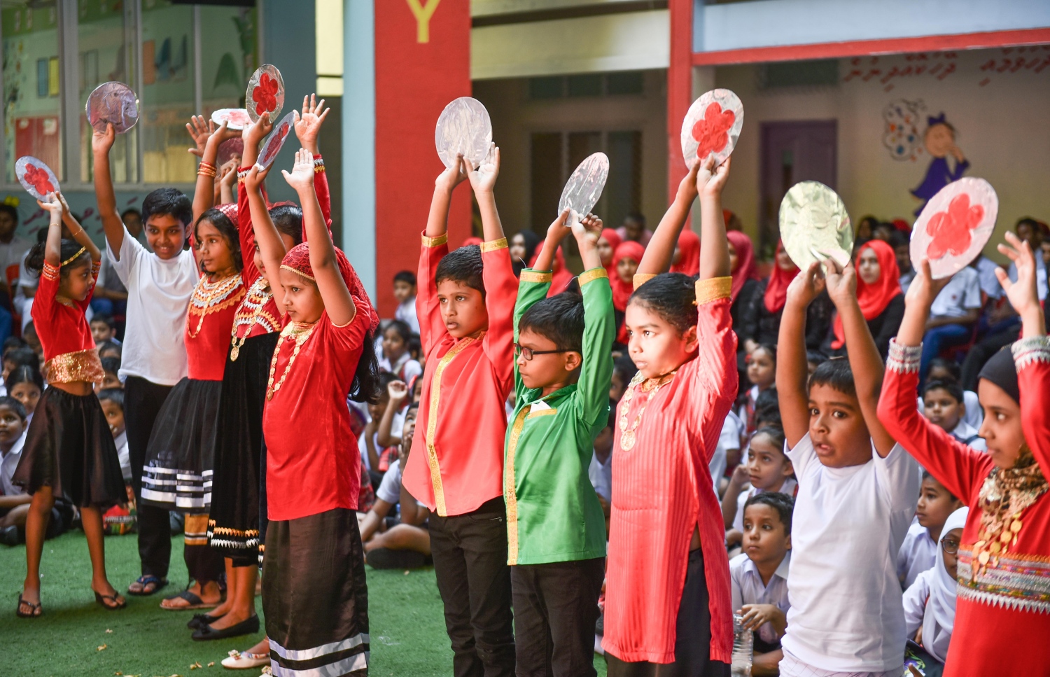 މާލެ: އޭޕްރީލް 20، 2017- މަޖީދިއްޔާ ސްކޫލަށް 90 އަހަރު ފުރުން ފާހަގަކުރުމުގެ ގޮތުން އެ ސުކޫލުގައި ބޭއްވި ޚާއްސަ އެސެމްބްލީގައި ކުޅިވަރުގެ އައިޓަމެއް ހުށަހަޅަނީ.---މިހާރު ފޮޓޯ: ހުސެއިން ވަހީދު