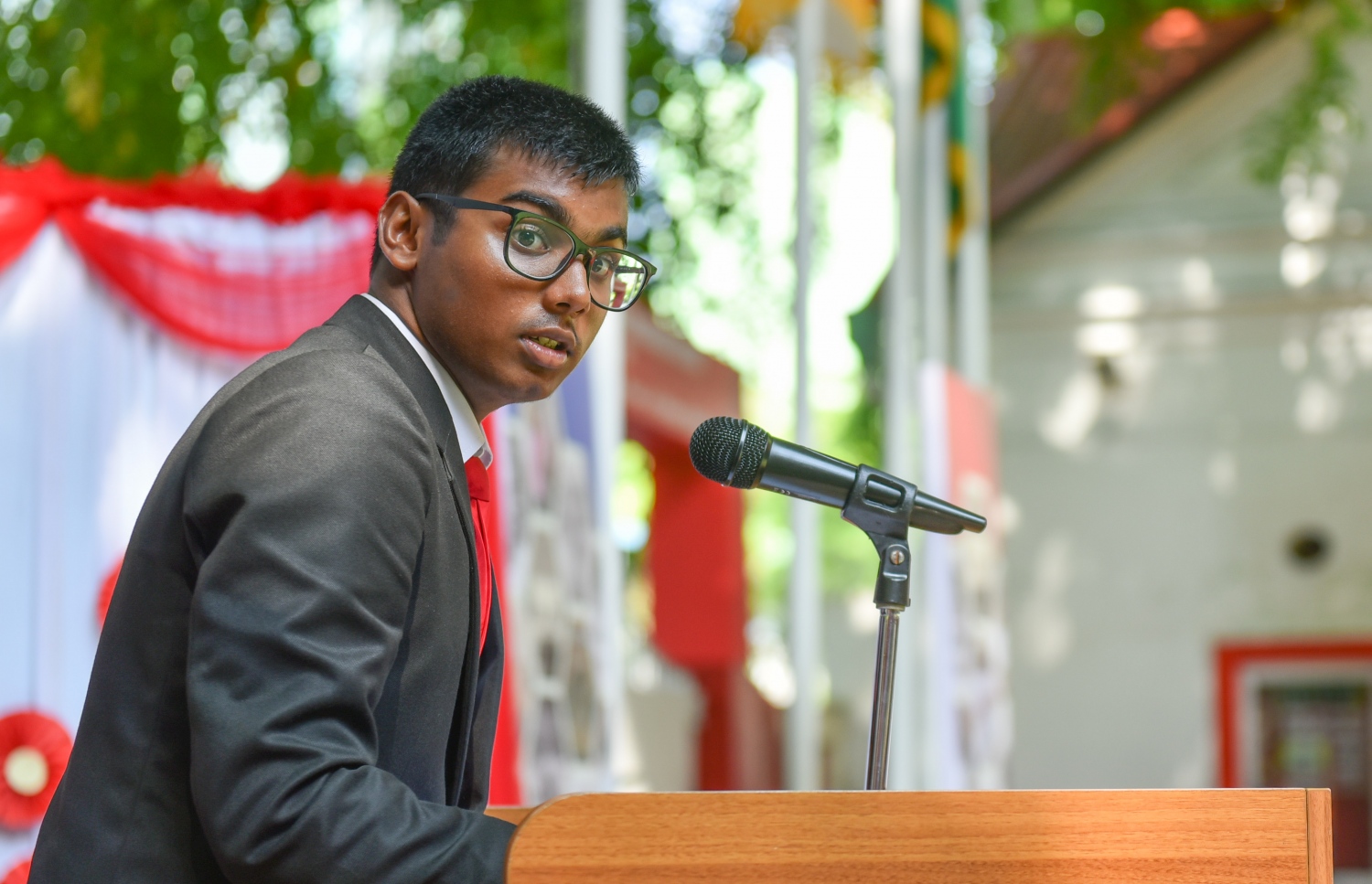 މާލެ: އޭޕްރީލް 20، 2017- މަޖީދިއްޔާ ސްކޫލަށް 90 އަހަރު ފުރުން ފާހަގަކުރުމުގެ ގޮތުން އެ ސުކޫލުގައި ބޭއްވި ޚާއްސަ އެސެމްބްލީގެ ތެރެއިން.---މިހާރު ފޮޓޯ: ހުސެއިން ވަހީދު