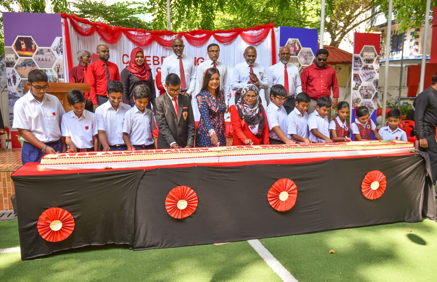 މާލެ: އޭޕްރީލް 20، 2017- މަޖީދިއްޔާ ސްކޫލަށް 90 އަހަރު ފުރުން ފާހަގަކުރުމުގެ ގޮތުން އެ ސުކޫލުގައި ބޭއްވި ޚާއްސަ އެސެމްބްލީގައި، އަހަރީ ދުވަހުގެ ކޭކް ފަޅަނީ.---މިހާރު ފޮޓޯ: ހުސެއިން ވަހީދު