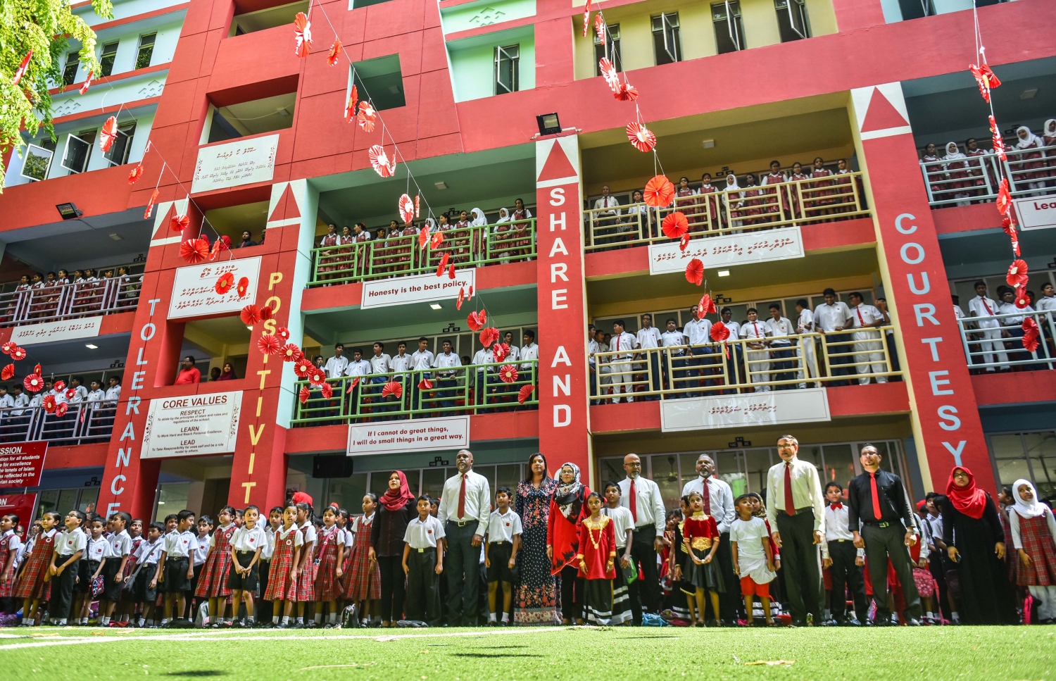 މާލެ: އޭޕްރީލް 20، 2017- މަޖީދިއްޔާ ސްކޫލަށް 90 އަހަރު ފުރުން ފާހަގަކުރުމުގެ ގޮތުން އެ ސުކޫލުގައި ބޭއްވި ޚާއްސަ އެސެމްބްލީގެ ތެރެއިން.---މިހާރު ފޮޓޯ: ހުސެއިން ވަހީދު