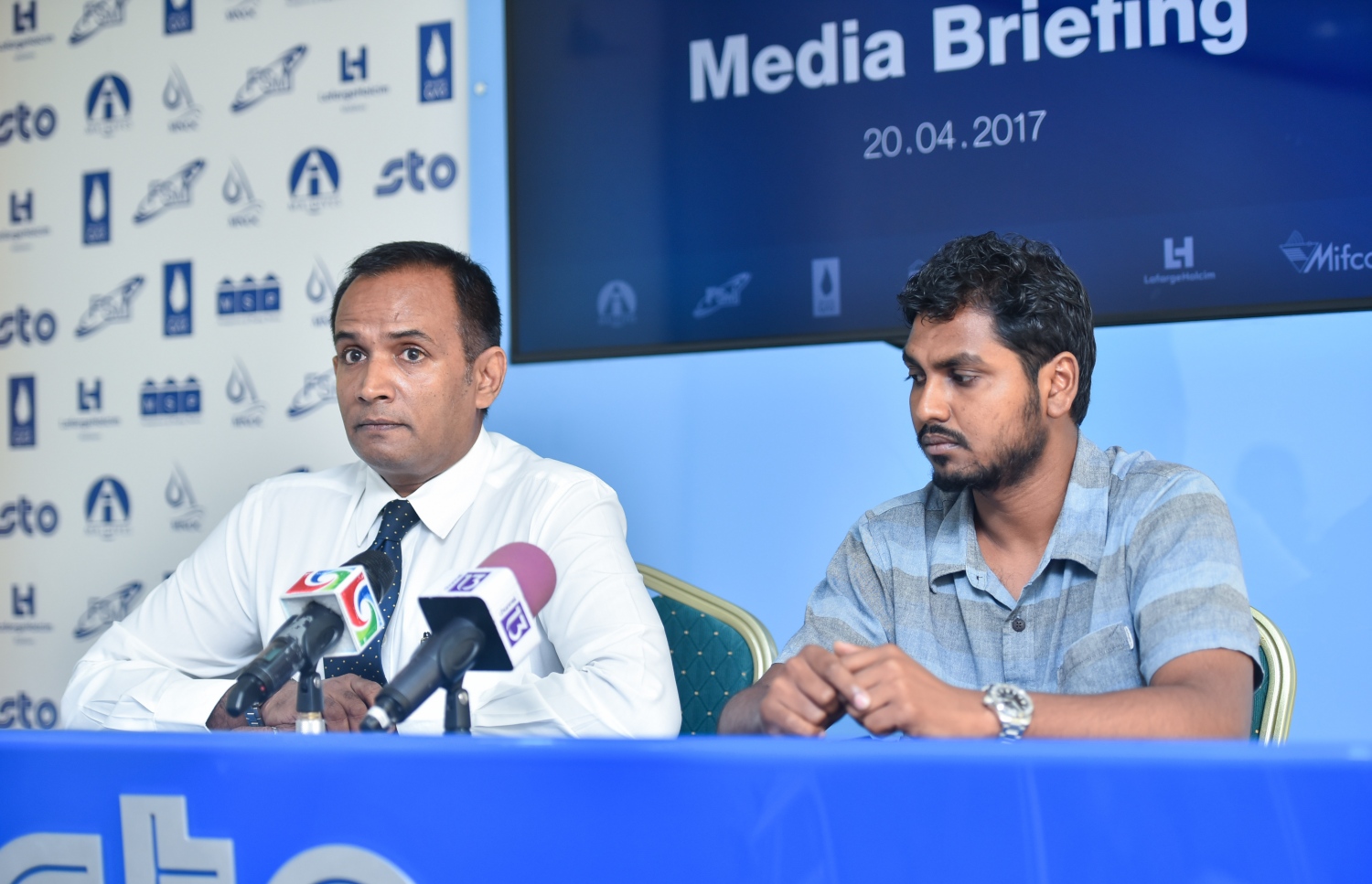 އެސްޓީއޯއިން ކާޑާއި ތެލުގެ އަގަށް ގެނައި ބަދަލާ ބެހޭ ގޮތުން މެނޭޖިން ޑިރެކްޓަރު އަހުމަދު ޝަހީރު އަދި ސީއެފްއޯ މިހާދު މިއަދު ނޫސްވެރިންނާ ވާހަކަދައްކަވަނީ. ފޮޓޯ: ހުސެއިން ވަހީދު /މިހާރު