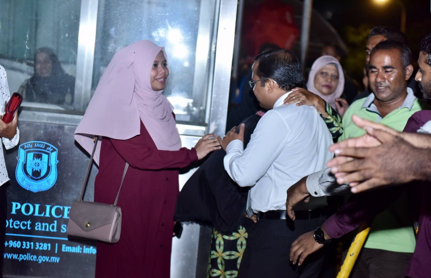 ރިޔާޒްގެ މައްޗަށް ދައުވާކުރާ މައްސަލައިގެ ޝަރީއަތަށް ކްރިމިނަލް ކޯޓަށް މިރޭ ވަދެވަޑައިގަތުމުގެ ކުރިން އާއިލާގެ ބޭފުޅުންނާއެކު ކޯޓުގެ ބޭރުގައި.---މިހާރު ފޮޓޯ: ނިޝާން އަލީ