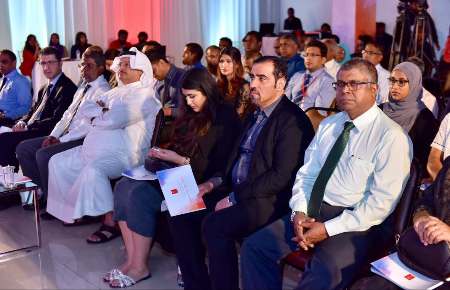 ދިރާގުގެ އަހަރީ އާއްމު ޖަލްސާގައި ހިއްސާދާރުންނާއި ކުންފުނީގެ އިސްވެރިން މިރޭ ބައިވެރިވެވަޑައިގަންނަވަނީ.--- ފޮޓޯ: ނިޝާން އަލީ /މިހާރު