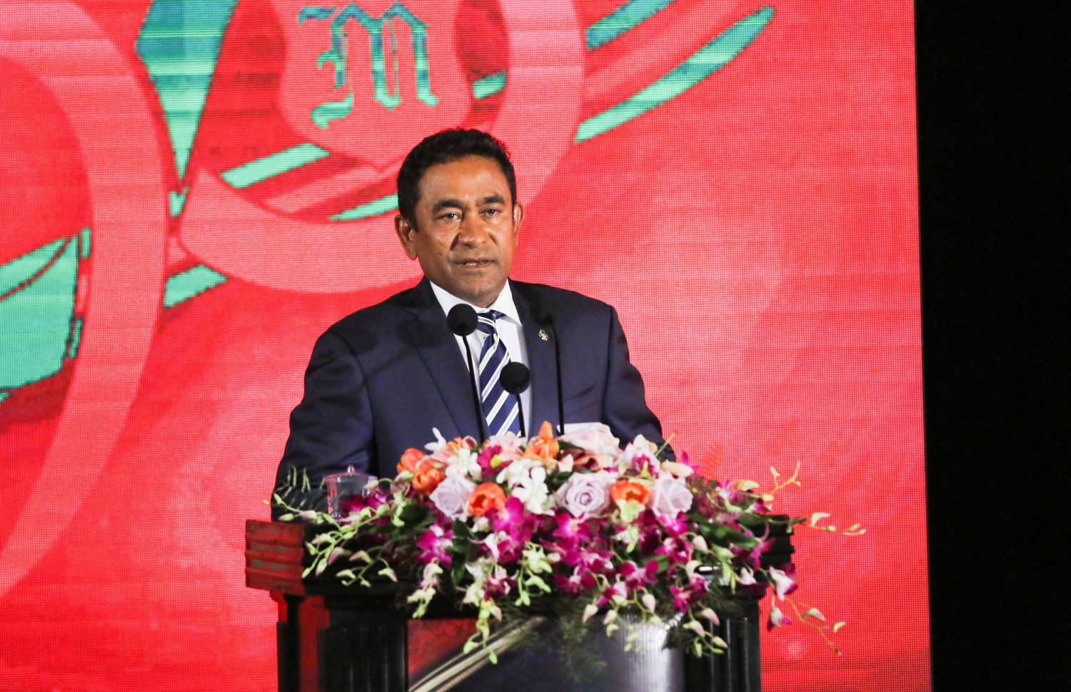 މާލެ: އޭޕްރީލް 20، 2017- މަޖީދިއްޔާ ސްކޫލަށް 90 އަހަރު ފުރުން ފާހަގަކުރުމުގެ ގޮތުން ދަރުބާރުގޭގައި ބޭއްވި ޚާއްސަ ޖަލްސާ ޝަރަފުވެރި ކޮށްދެއްވުމުގެ ގޮތުން ރައީސް ޔާމީން ވާހަކަފުޅު ދައްކަވަނީ.---މިހާރު ފޮޓޯ: ހުސެއިން ވަހީދު