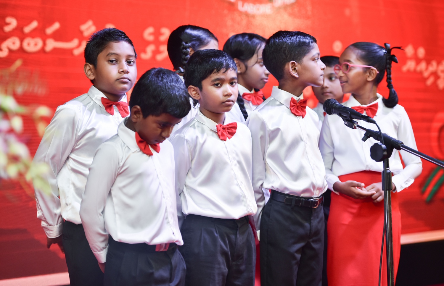 މާލެ: އޭޕްރީލް 20، 2017- މަޖީދިއްޔާ ސްކޫލަށް 90 އަހަރު ފުރުން ފާހަގަކުރުމުގެ ގޮތުން ދަރުބާރުގޭގައި ބޭއްވި ޚާއްސަ ޖަލްސާގައި، އެ ސްކޫލުގެ ކުދިންތަކެއް ލަވައެއް ހުށަހަޅަނީ.---މިހާރު ފޮޓޯ: ހުސެއިން ވަހީދު