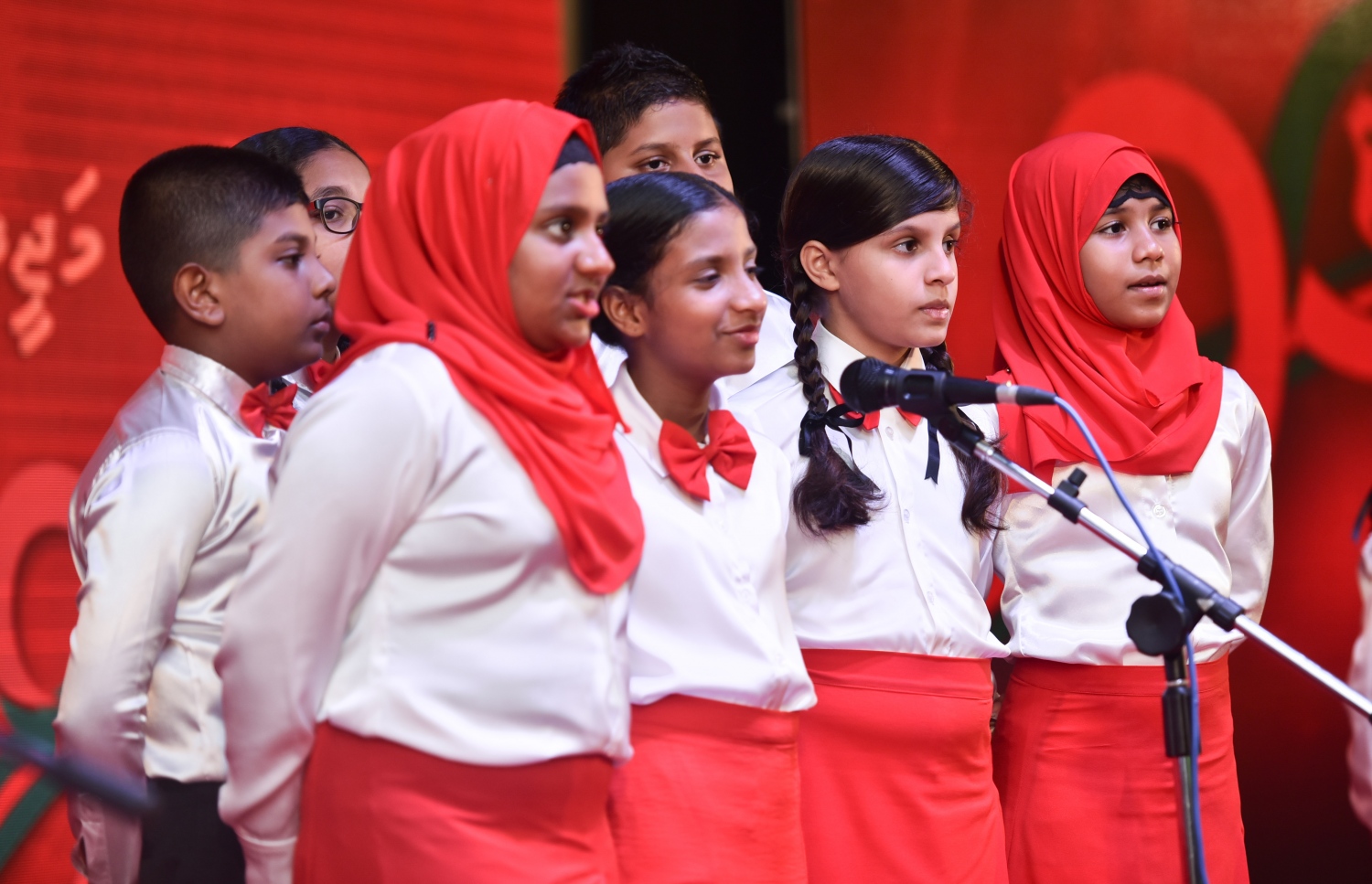 މާލެ: އޭޕްރީލް 20، 2017- މަޖީދިއްޔާ ސްކޫލަށް 90 އަހަރު ފުރުން ފާހަގަކުރުމުގެ ގޮތުން ދަރުބާރުގޭގައި ބޭއްވި ޚާއްސަ ޖަލްސާގައި އެ ސްކޫލުގެ ކުދިންތަކެއް ލަވައެއް ކިޔަނީ.---މިހާރު ފޮޓޯ: ހުސެއިން ވަހީދު