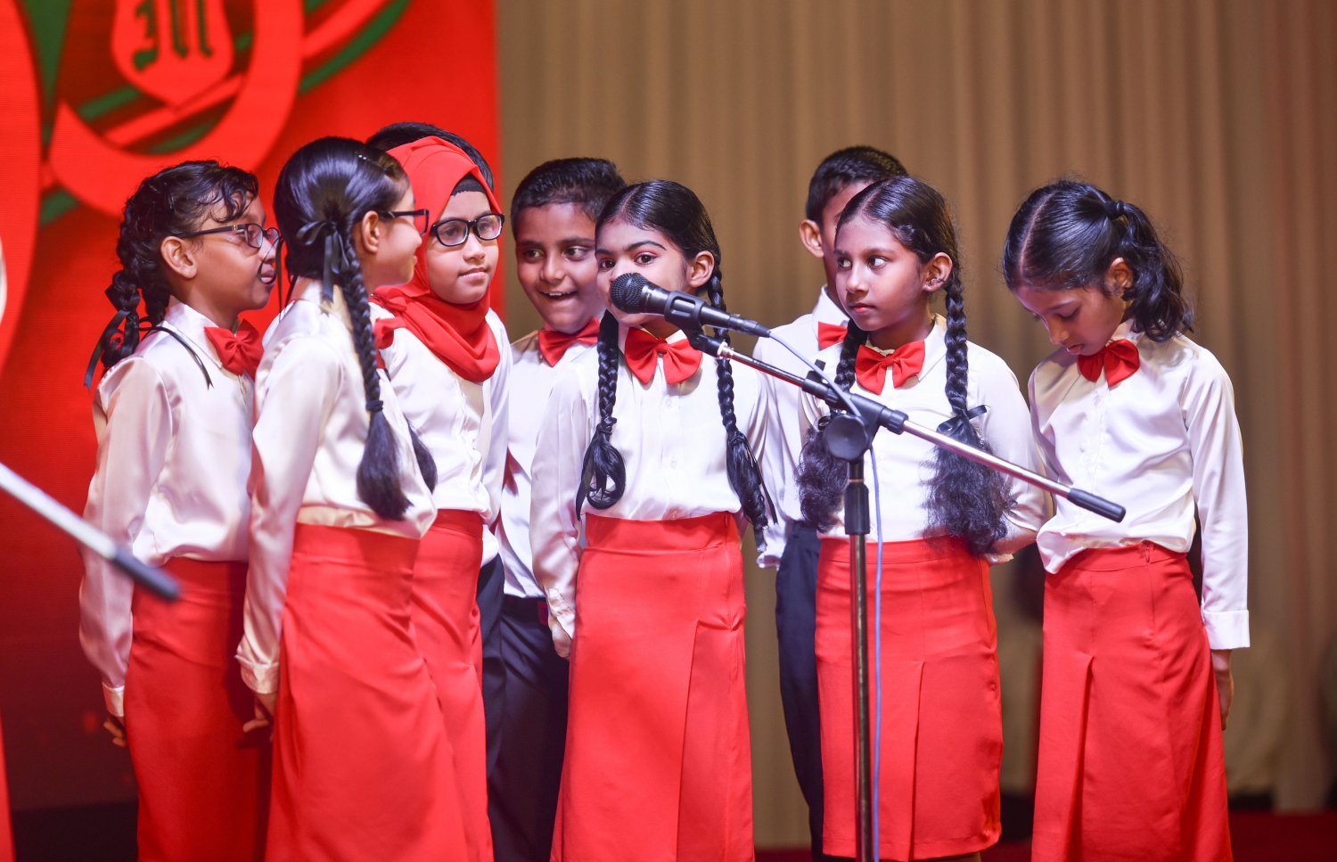 މާލެ: އޭޕްރީލް 20، 2017- މަޖީދިއްޔާ ސްކޫލަށް 90 އަހަރު ފުރުން ފާހަގަކުރުމުގެ ގޮތުން ދަރުބާރުގޭގައި ބޭއްވި ޚާއްސަ ޖަލްސާގައި، އެ ސްކޫލުގެ ކުދިންތަކެއް ލަވައެއް ހުށަހަޅަނީ.---މިހާރު ފޮޓޯ: ހުސެއިން ވަހީދު