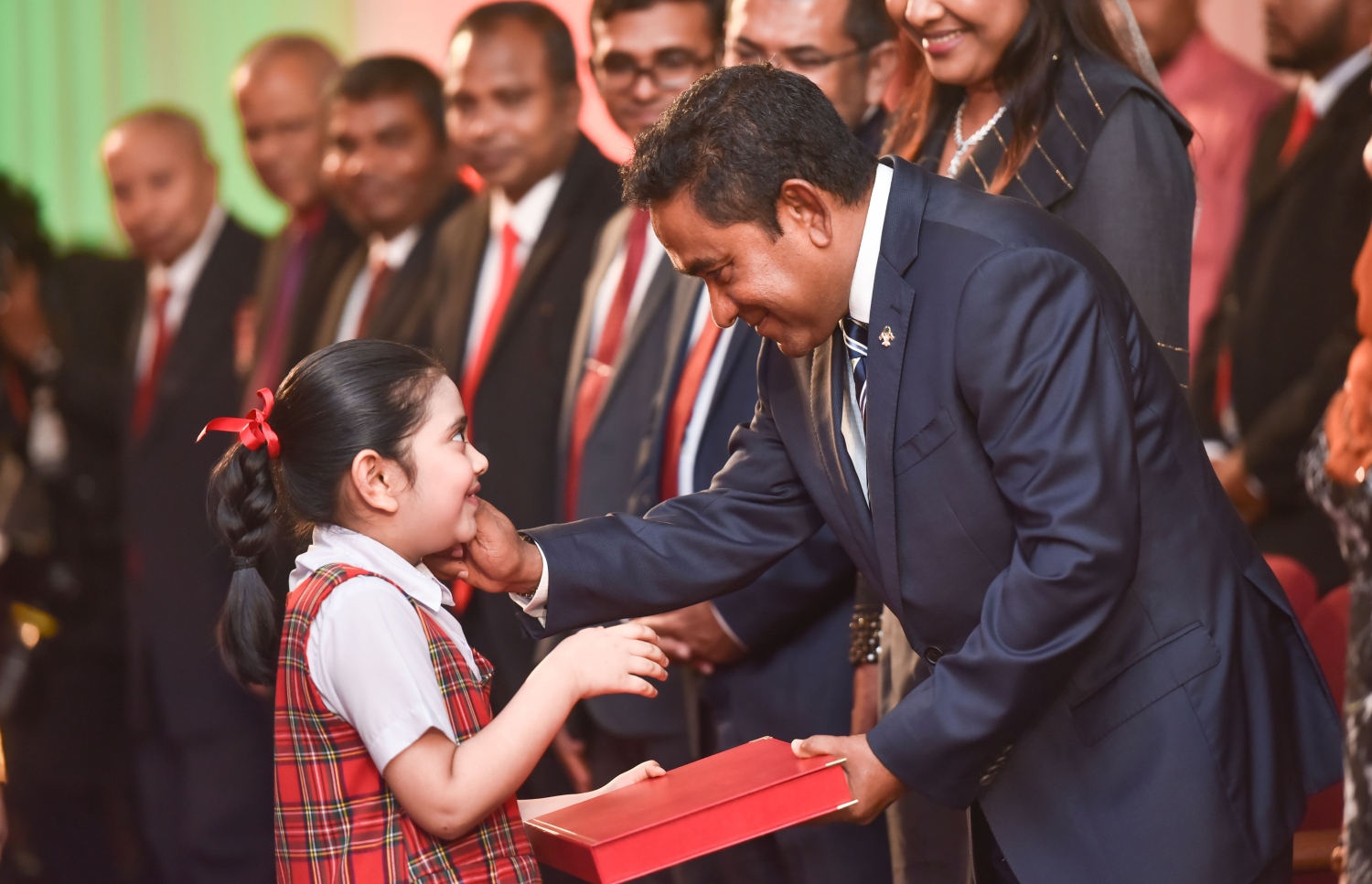 މާލެ: އޭޕްރީލް 20، 2017- މަޖީދިއްޔާ ސްކޫލަށް 90 އަހަރު ފުރުން ފާހަގަކުރުމުގެ ގޮތުން ދަރުބާރުގޭގައި ބޭއްވި ޚާއްސަ ޖަލްސާގައި، އެ ސްކޫލުގެ ކުއްޖަކު ރައީސް ޔާމީނަށް ހަނދާނީ ހަދިޔާއެއް އަރުވަނީ.---މިހާރު ފޮޓޯ: ހުސެއިން ވަހީދު