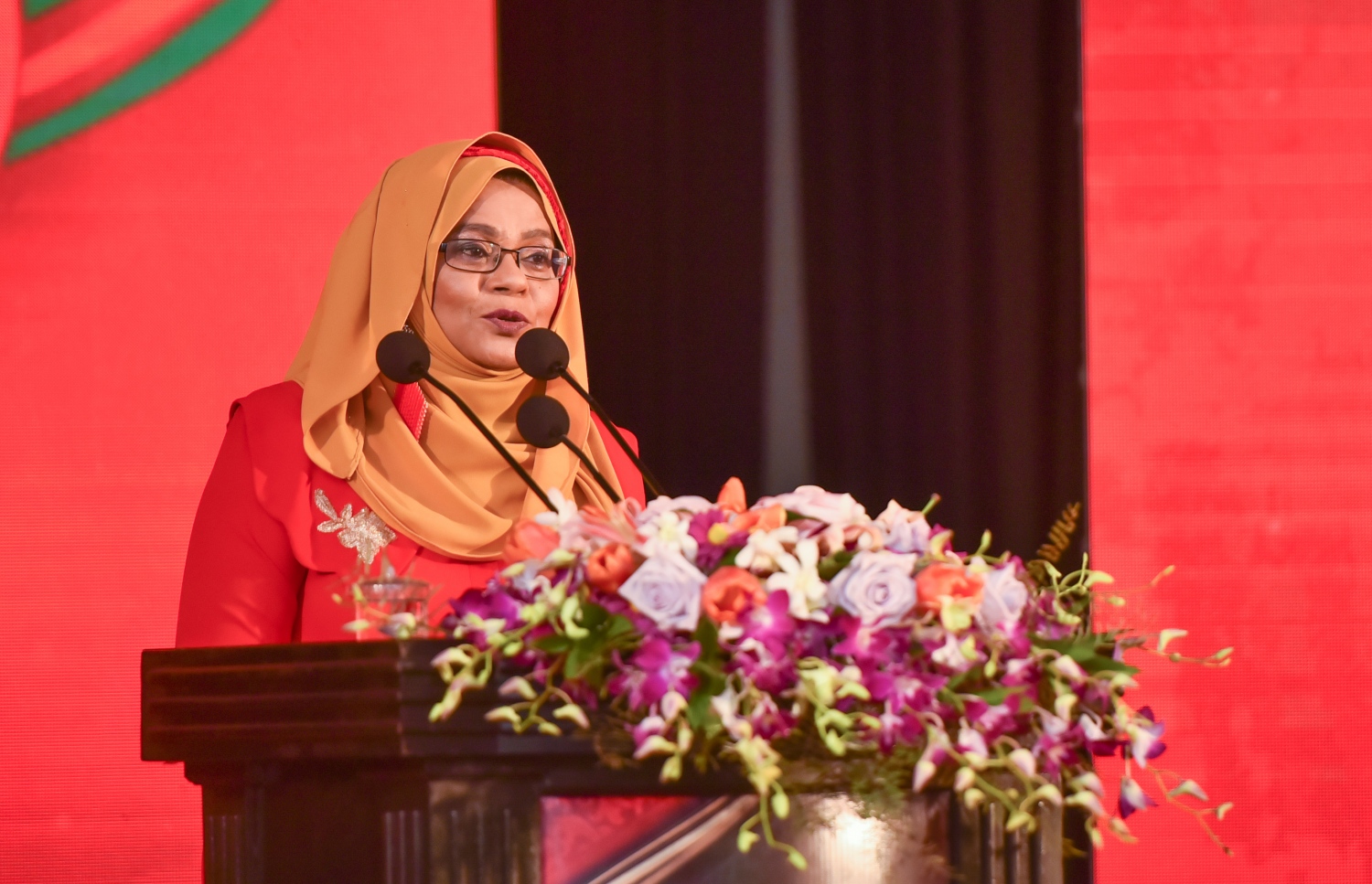 މާލެ: އޭޕްރީލް 20، 2017- މަޖީދިއްޔާ ސްކޫލަށް 90 އަހަރު ފުރުން ފާހަގަކުރުމުގެ ގޮތުން ދަރުބާރުގޭގައި ބޭއްވި ޚާއްސަ ޖަލްސާގައި އެ ސްކޫލުގެ ޕްރިންސިޕަލް އައިޝަތު މުހައްމަދު ސޯލިހް ވާހަކަ ދައްކަވަނީ: މިއީ މަޖީދިއްޔާގެ ފުރަތަމަ އަންހެން ޕްރިންސިޕަލް---މިހާރު ފޮޓޯ: ހުސެއިން ވަހީދު