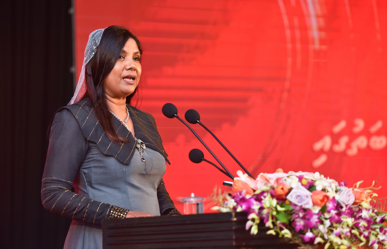 މާލެ: އޭޕްރީލް 20، 2017- މަޖީދިއްޔާ ސްކޫލަށް 90 އަހަރު ފުރުން ފާހަގަކުރުމުގެ ގޮތުން ދަރުބާރުގޭގައި ބޭއްވި ޚާއްސަ ޖަލްސާގައި އެޑިއުކޭޝަން މިނިސްޓަރު އާއިޝަތު ޝިހާމް ވާހަކަ ދައްކަވަނީ.---މިހާރު ފޮޓޯ: ހުސެއިން ވަހީދު