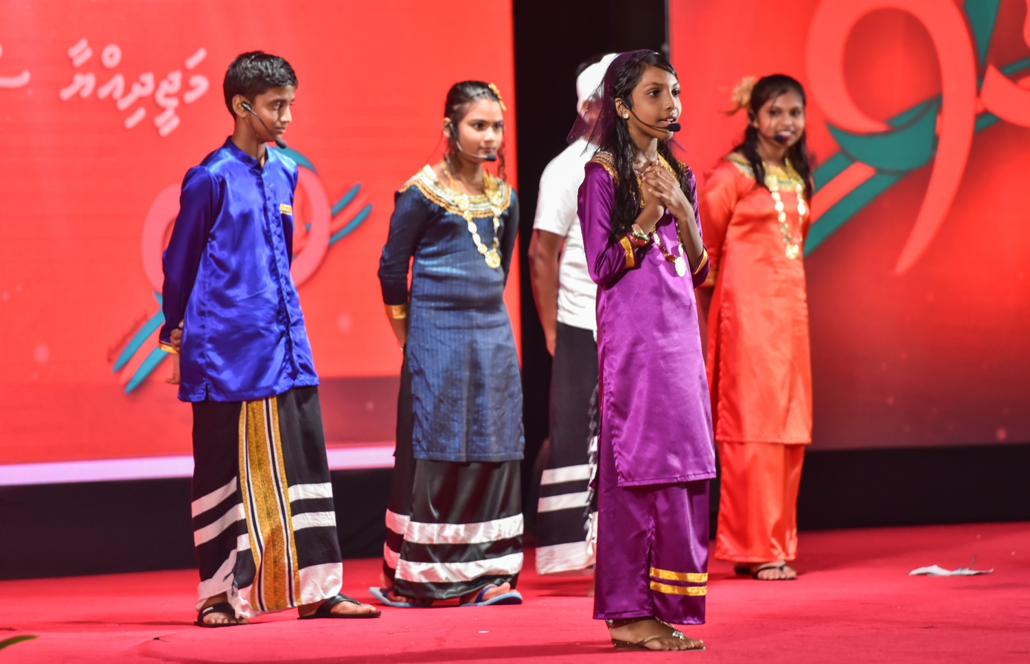 މާލެ: އޭޕްރީލް 20، 2017- މަޖީދިއްޔާ ސްކޫލަށް 90 އަހަރު ފުރުން ފާހަގަކުރުމުގެ ގޮތުން ދަރުބާރުގޭގައި ބޭއްވި ޚާއްސަ ޖަލްސާގައި އެ ސުކޫލުގެ ދަރިވަރުން މުނިފޫހިފިލުވުމުގެ އައިޓަމެއް ހުށަހަޅަނީ---މިހާރު ފޮޓޯ: ހުސެއިން ވަހީދު