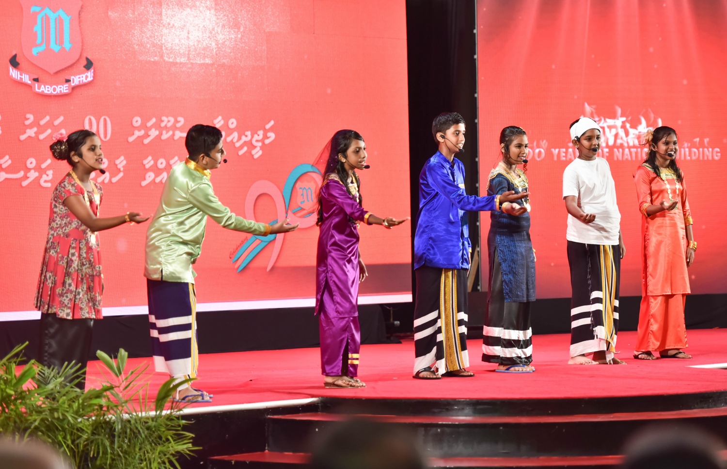 މާލެ: އޭޕްރީލް 20، 2017- މަޖީދިއްޔާ ސްކޫލަށް 90 އަހަރު ފުރުން ފާހަގަކުރުމުގެ ގޮތުން ދަރުބާރުގޭގައި ބޭއްވި ޚާއްސަ ޖަލްސާގައި އެ ސުކޫލުގެ ދަރިވަރުން މުނިފޫހިފިލުވުމުގެ އައިޓަމެއް ހުށަހަޅަނީ---މިހާރު ފޮޓޯ: ހުސެއިން ވަހީދު