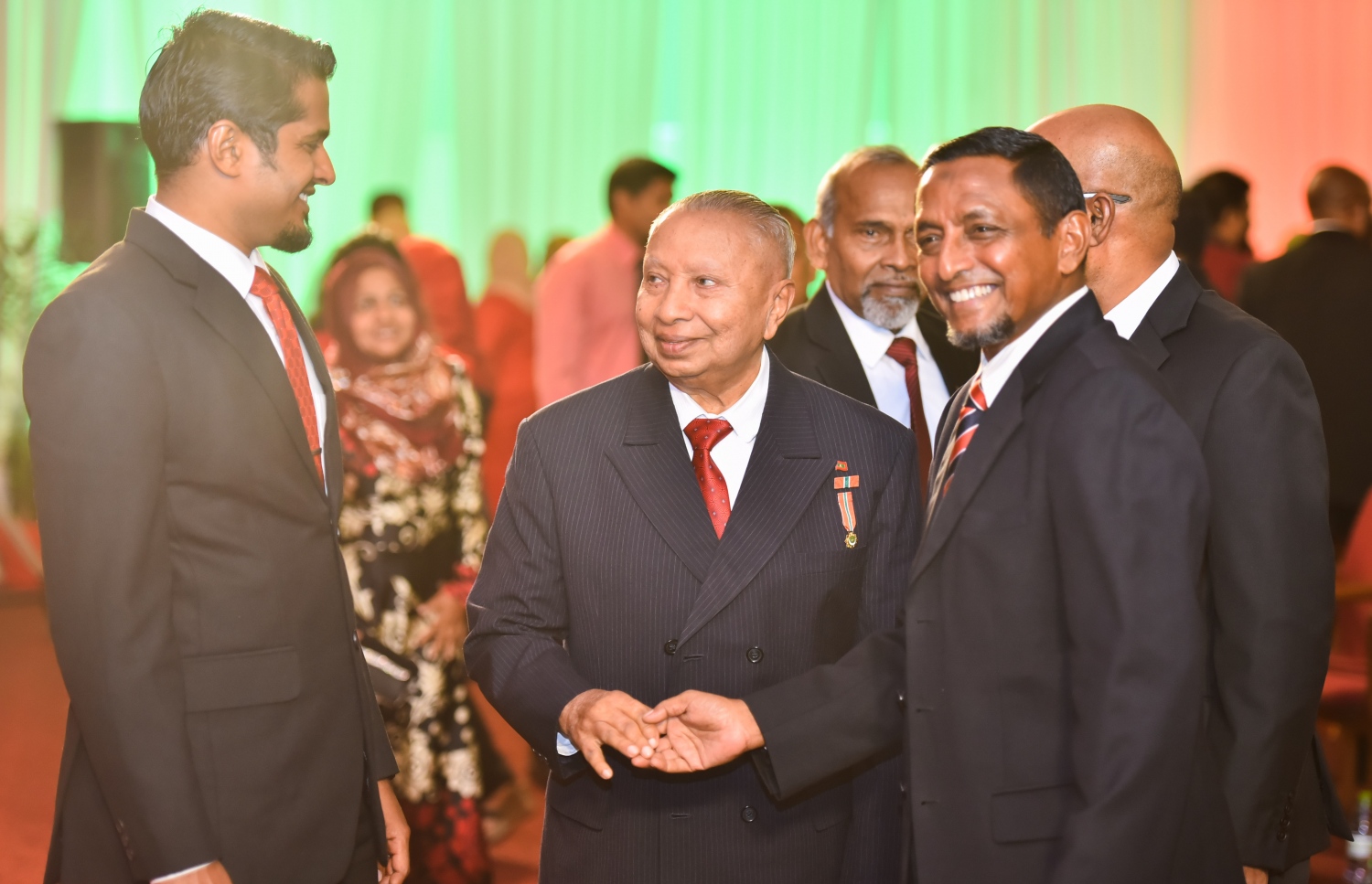 މާލެ: އޭޕްރީލް 20، 2017- މަޖީދިއްޔާ ސްކޫލަށް 90 އަހަރު ފުރުން ފާހަގަކުރުމުގެ ގޮތުން ދަރުބާރުގޭގައި ބޭއްވި ޚާއްސަ ޖަލްސާގައި، އެ ސްކޫލުގެ ޕްރިންސިޕަލް ކަން ވެސް ކުރެއްވި ކުރީގެ މިނިސްޓަރު އުމަރު ޒާހިރު އަދި މުހައްމަދު ހަމީދު (އުމަރުބެ) ސަލާމް ކުރައްވަނީ.---މިހާރު ފޮޓޯ: ހުސެއިން ވަހީދު