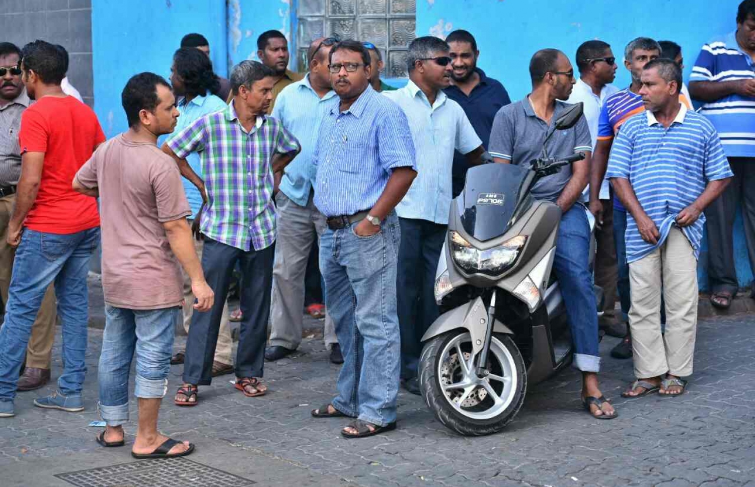 ކްރިމިނަލް ކޯޓަށް ގާސިމް ހާޒިރުކުރާތީ އެކަމާ ދެކޮޅަށް އަޑުއުފުލަން އާންމުންގެ ބަޔަކު އެއްވެފައި --ފޮޓޯ/ހުސެން ވަހީދު/މިހާރު