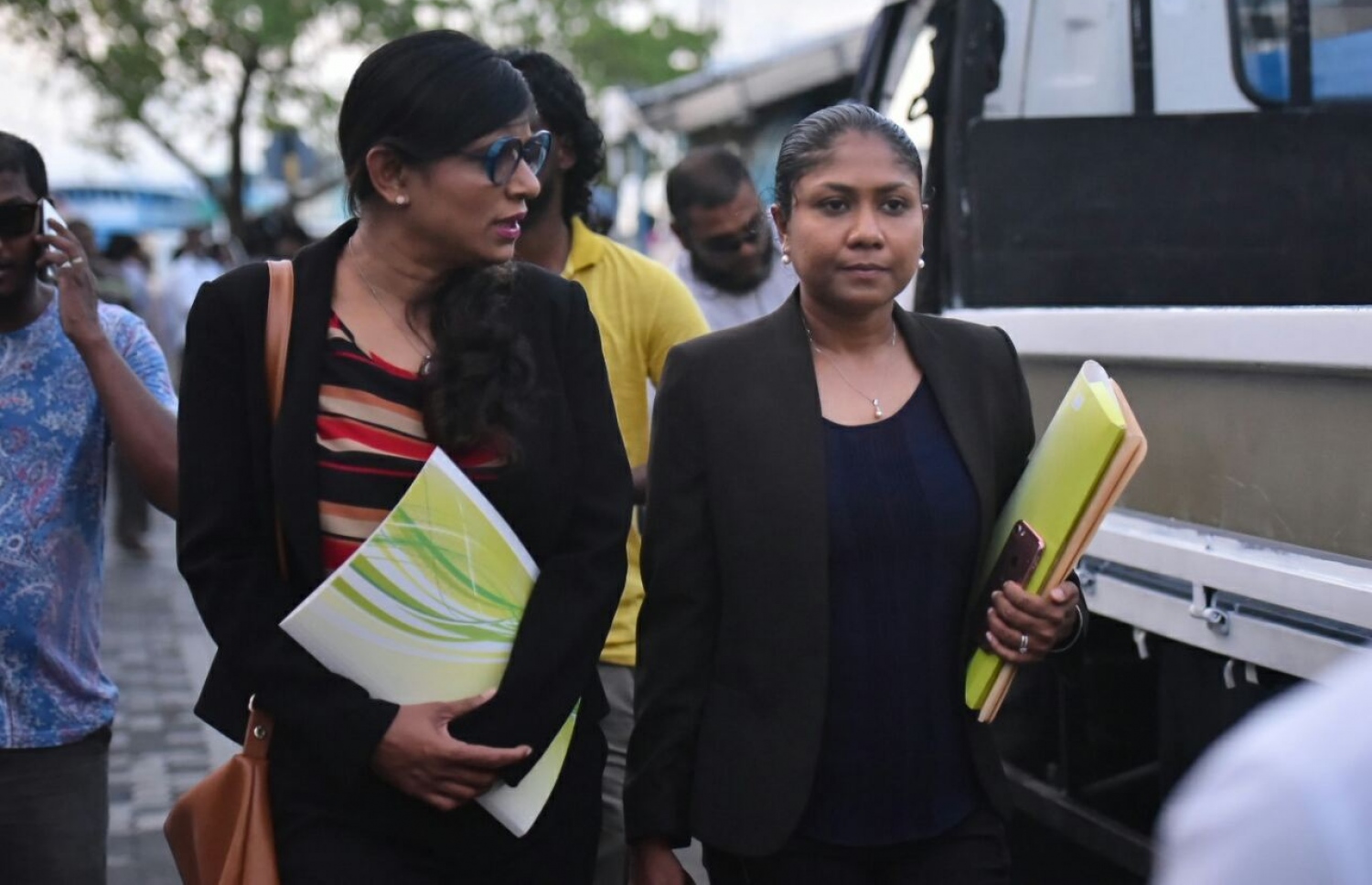 ގާސިމްގެ ވަކީލުންގެ ޓީމުުގައި ހިމެނިވަޑައިގަންނަވާ ހިސާން (ކ) އާއި މާރިޔާ ކޯޓުން ނިކުމެ ވަޑައިގަންނަވަނީ-- ފޮޓޯ: ހުސެން ވަހީދު/ މިހާރު