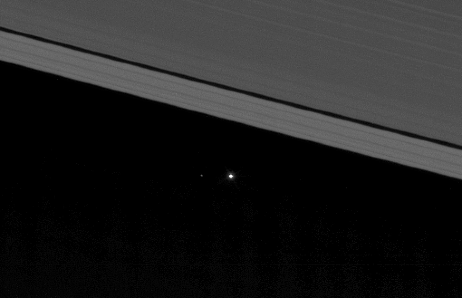 މި ފޮޓޯ އިން ދުނިޔެ އާއި ދުނިޔޭގެ ހަނދު ވެސް ތިއްކެއްގެ ގޮތަށް އަރާފައިވޭ