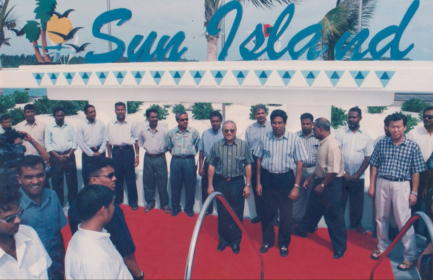 ސަން އައިލެންޑް ރިސޯޓް ހުޅުވުމުގެ ރަސްމިއްޔާތުގައި ގާސިމް އާ އެކު އޭރުގެ ރައީސް މައުމޫން -- ފޮޓޯ: ވިލާ ހޮޓެލްސް