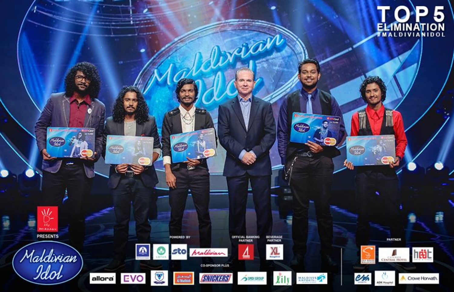 މޯލްޑިވިން އައިޑޮލް ދޭއްގެ ގަދަ ފަހަކަށް ބީއެމްއެލުން ދިން ހަދިޔާއާ އެކު، އެ ބޭންކްގެ ސީއީއޯ އެންޑްރޫ ހީލީ.