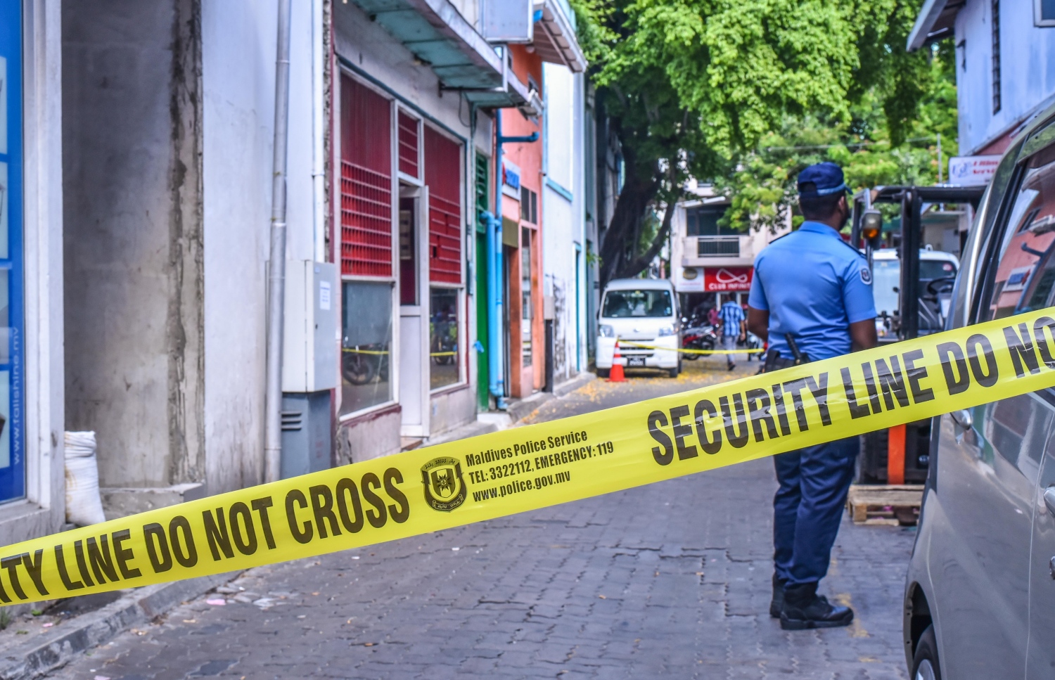 ޔާމީން މަރާލާފައި އޮތްވައި ފެނުނު ގެކައިރީގައި ފުލުހުން އިއްޔެ ފޯރިމަރަނީ. ފޮޓޯ: ހުސެއިން ވަހީދު /މިހާރު